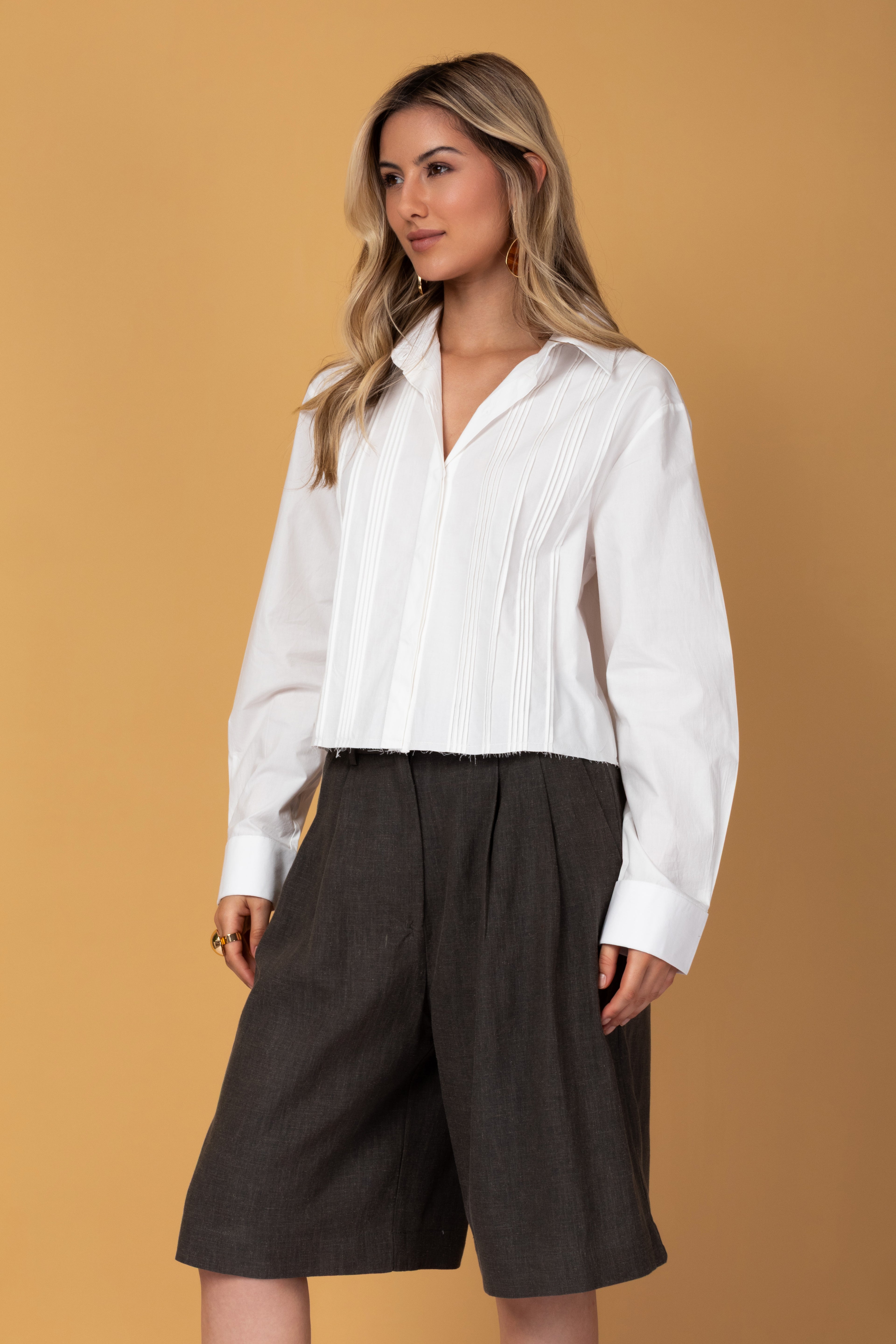 Bermuda de alfaiataria e pregas frontais