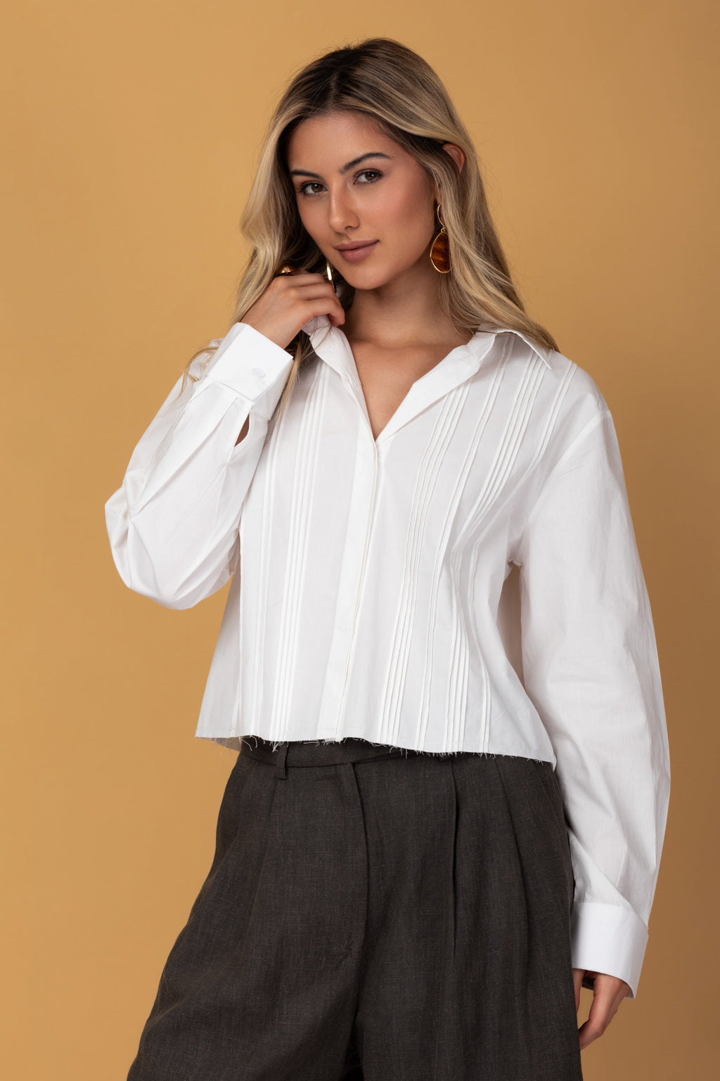Camisa cropped com pregas frontais