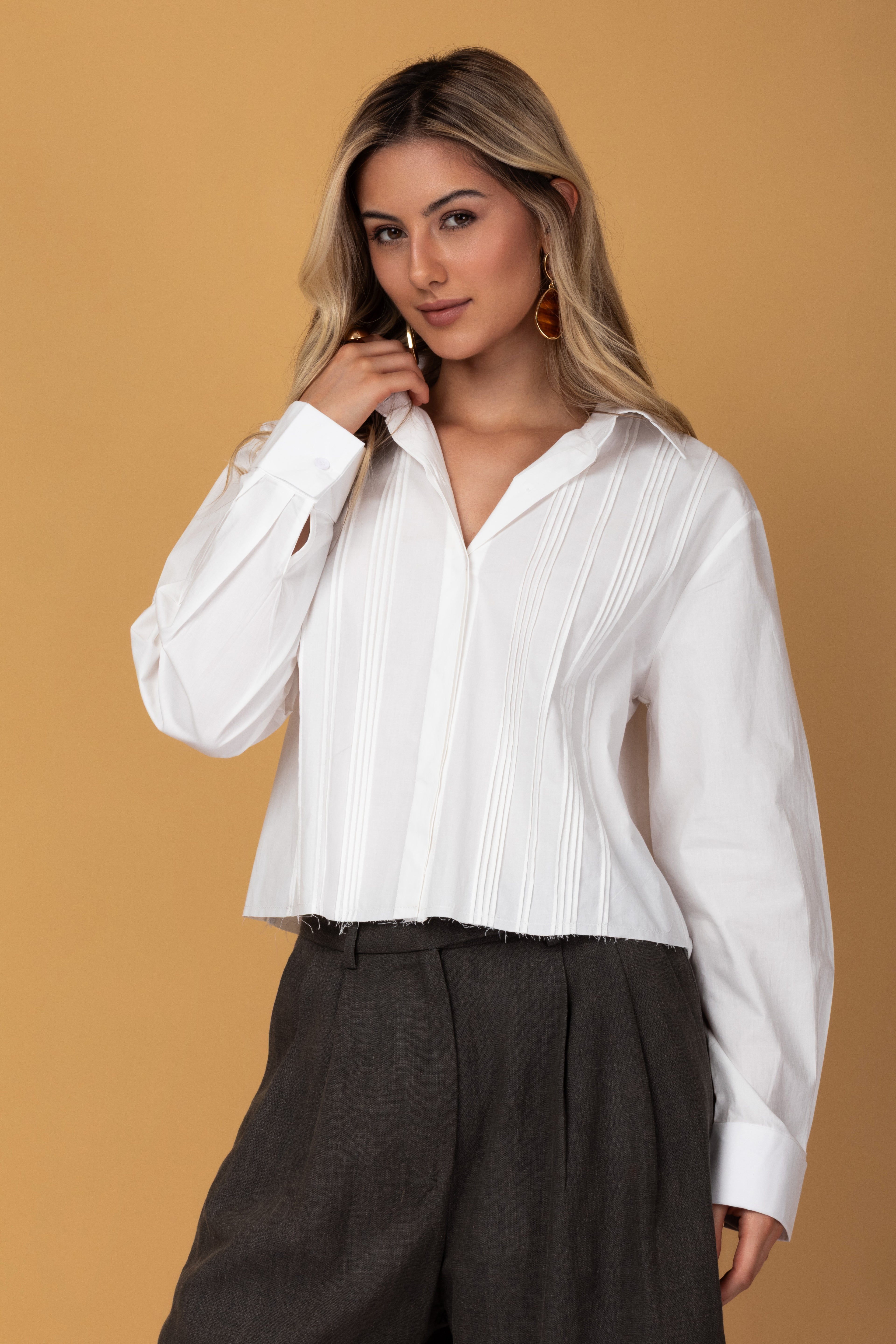 Camisa cropped com pregas frontais