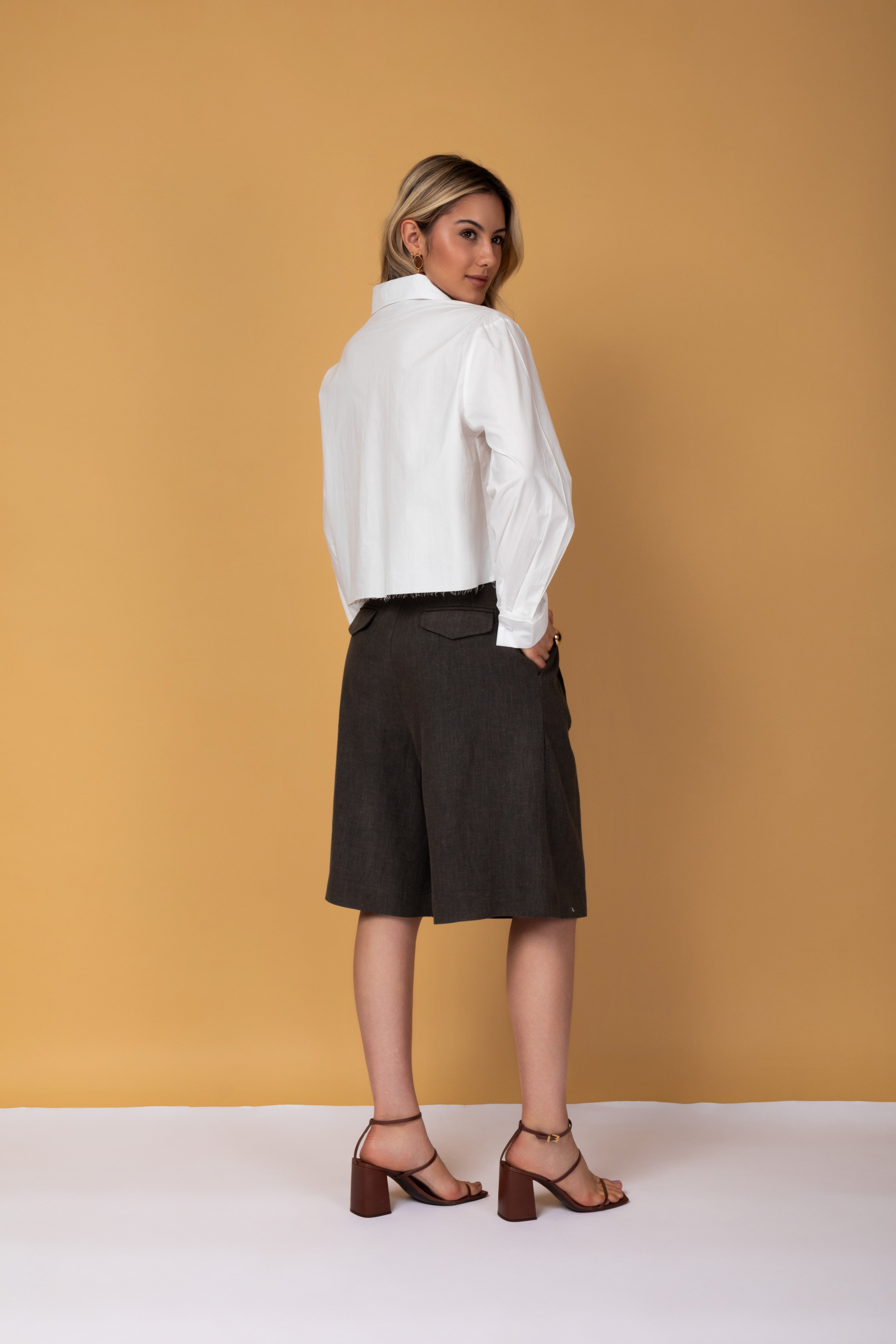 Bermuda de alfaiataria e pregas frontais