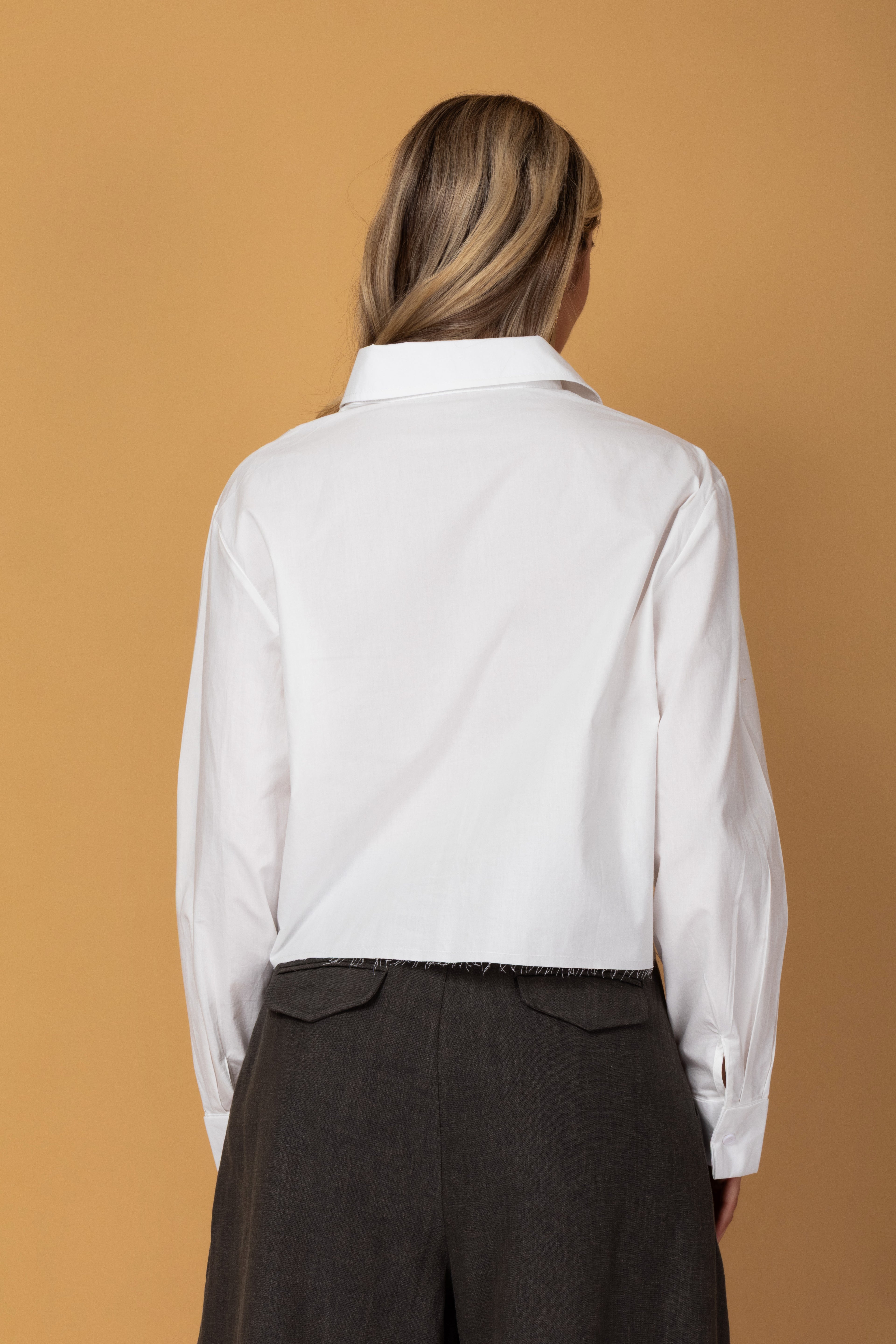 Camisa cropped com pregas frontais