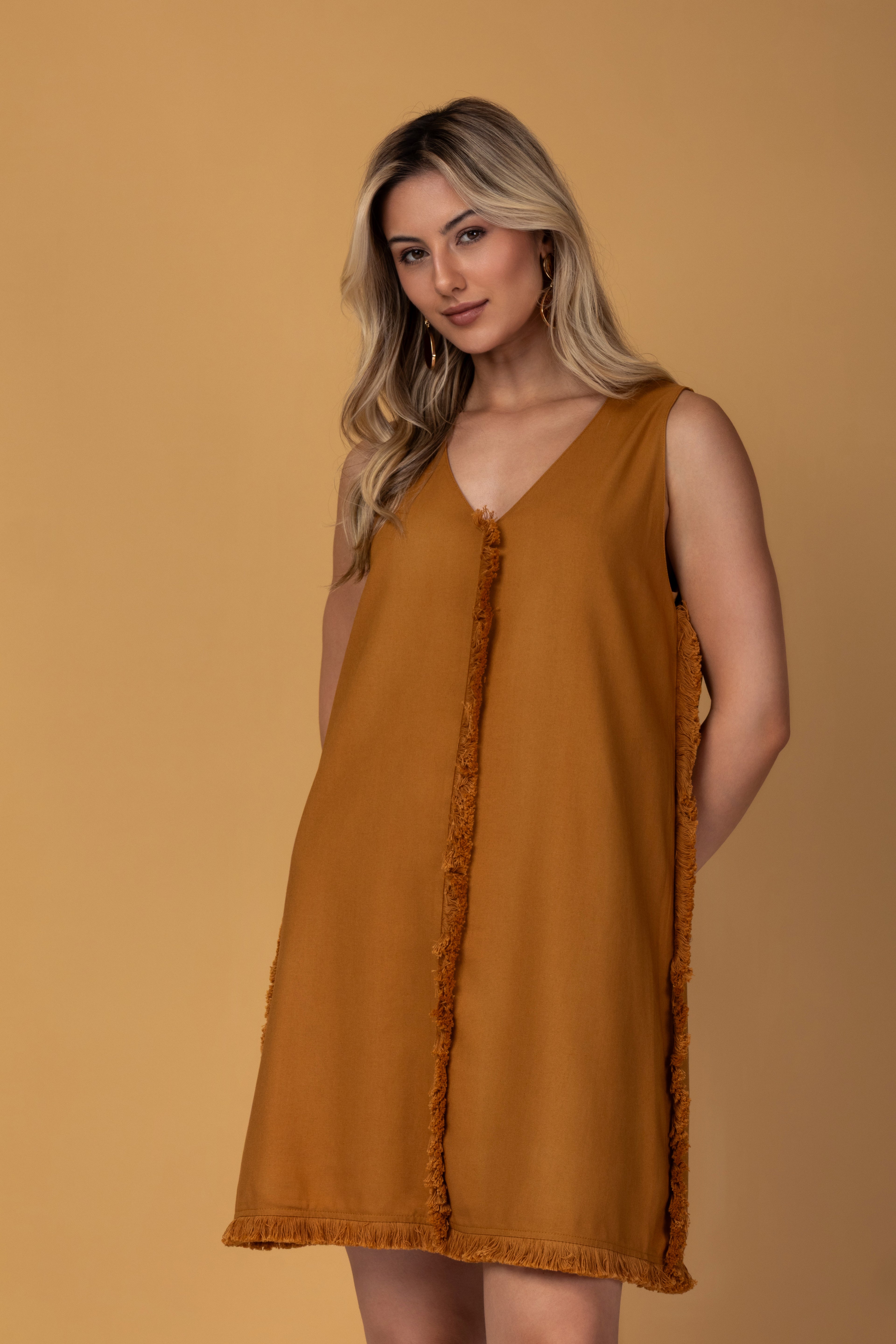 Vestido curto com detalhes em franja