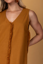 Vestido curto com detalhes em franja