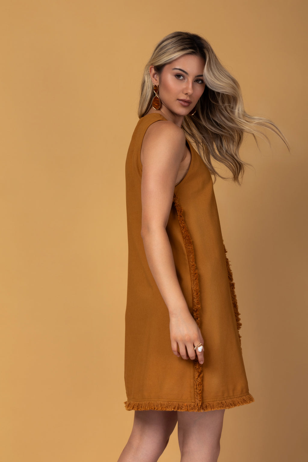 Vestido curto com detalhes em franja