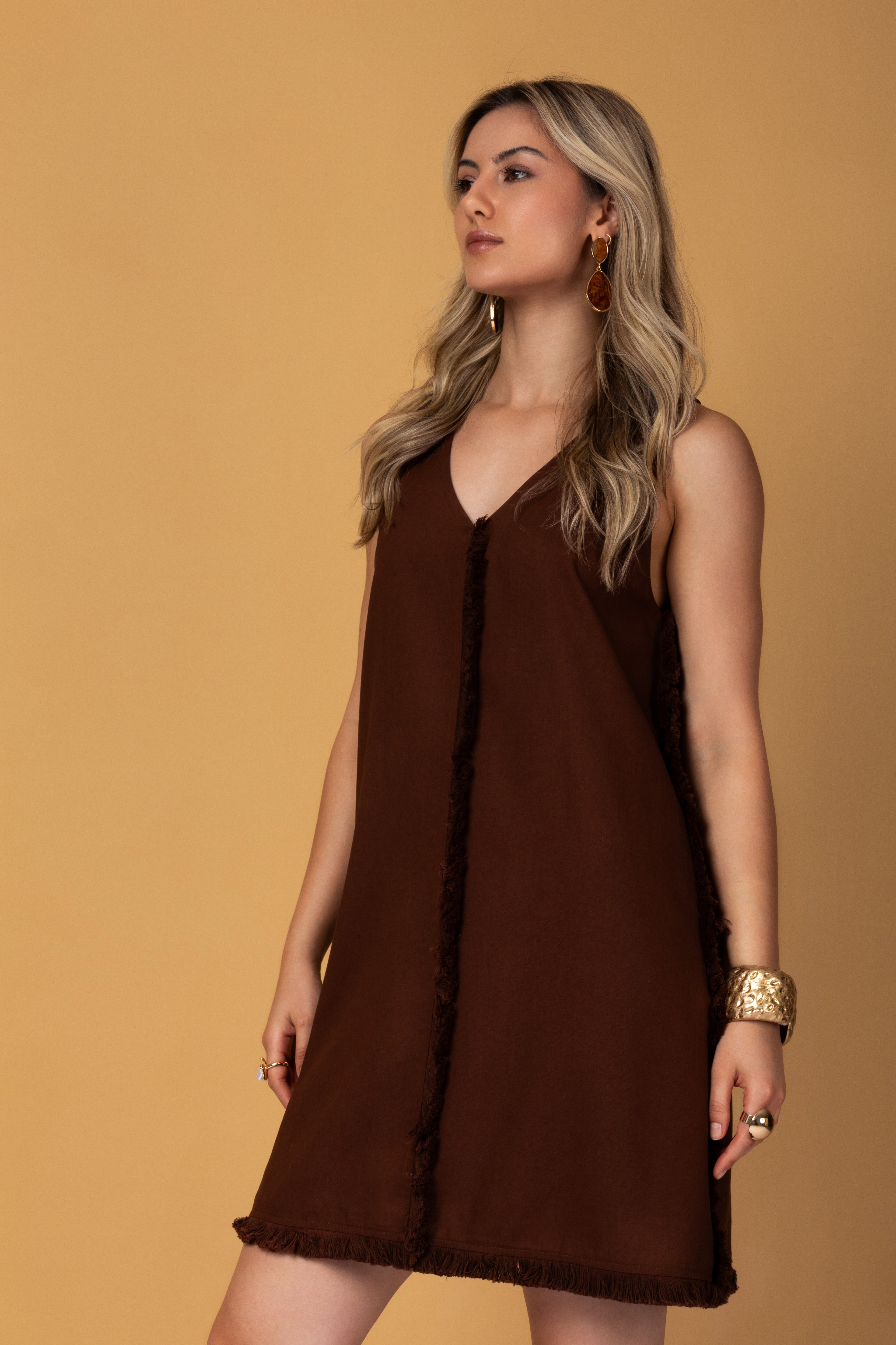 Vestido curto com detalhes em franja