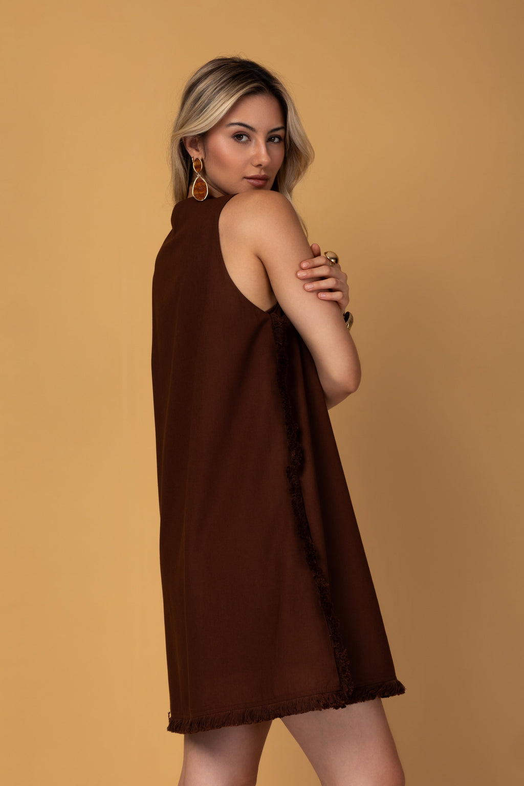 Vestido curto com detalhes em franja