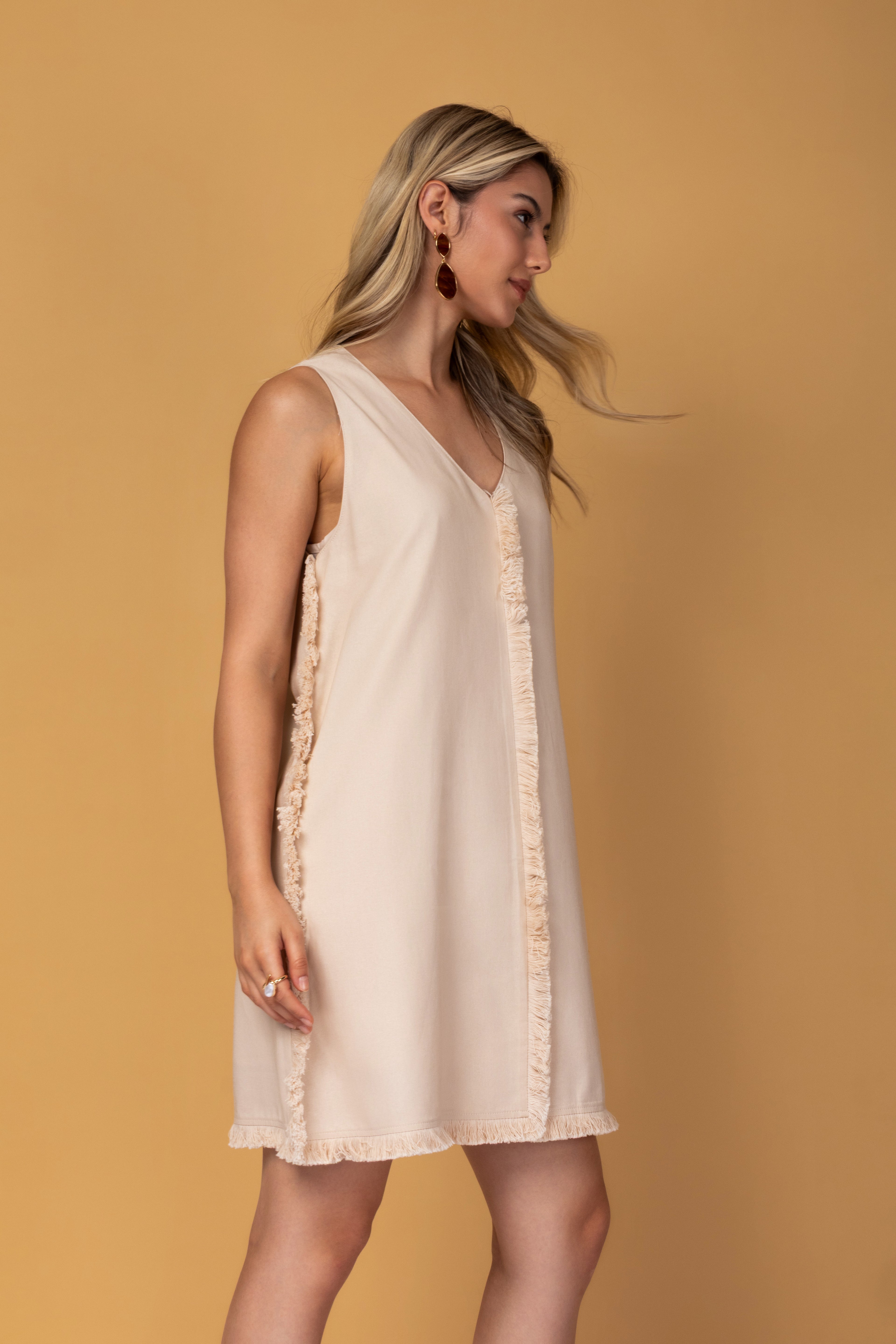 Vestido curto com detalhes em franja