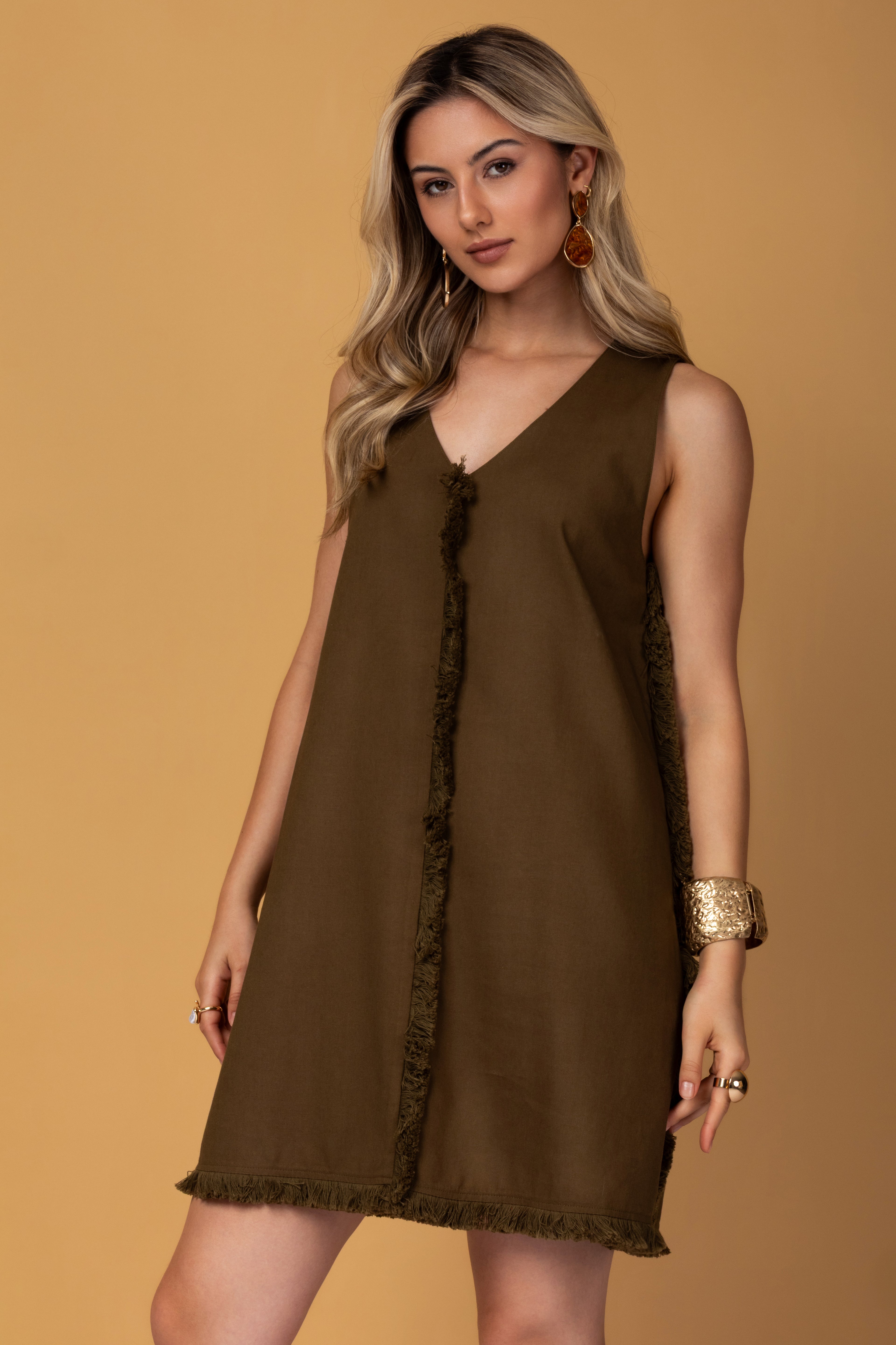 Vestido curto com detalhes em franja