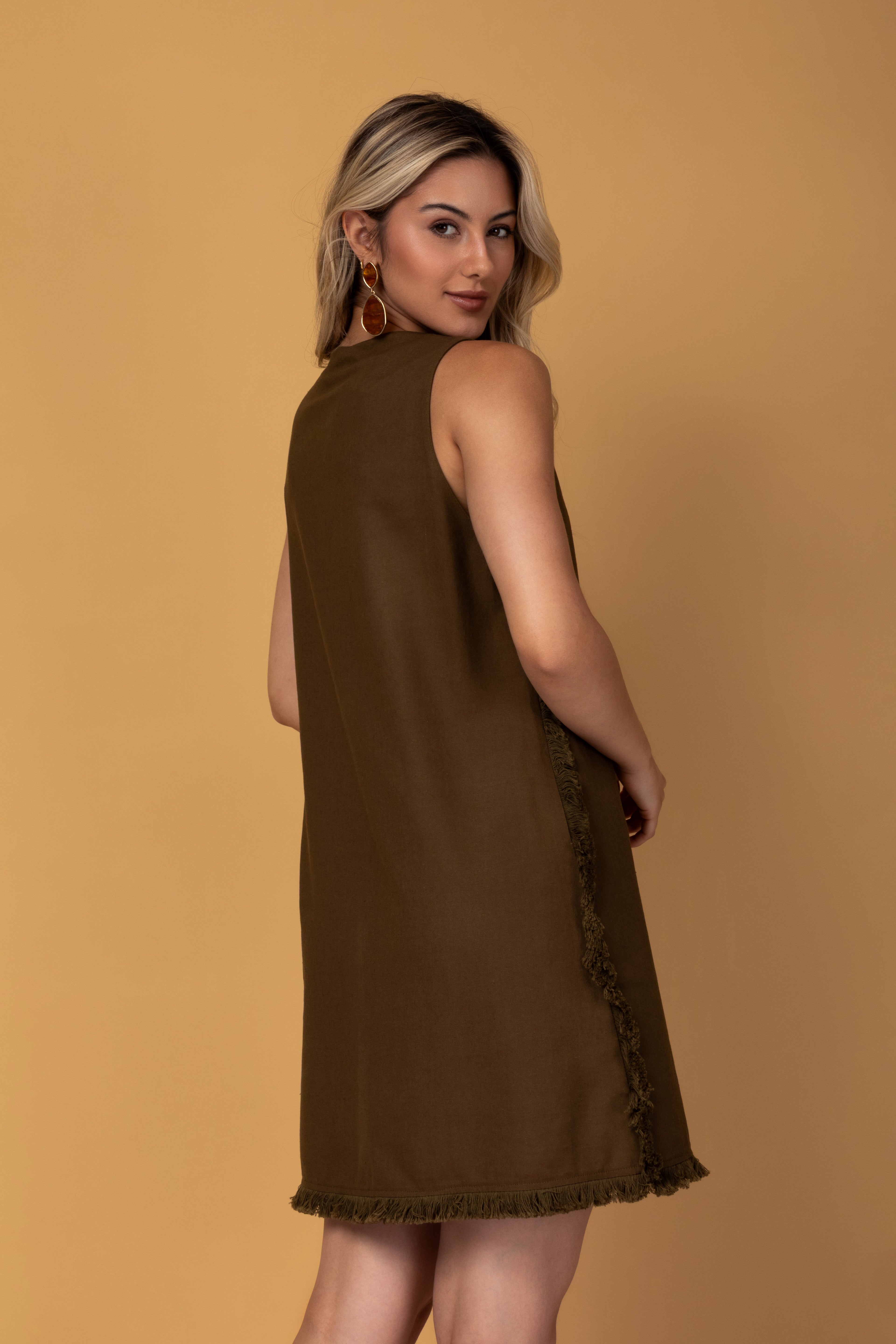 Vestido curto com detalhes em franja