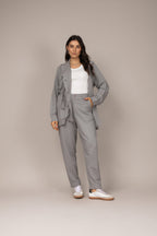 Calça carrot com bolsos