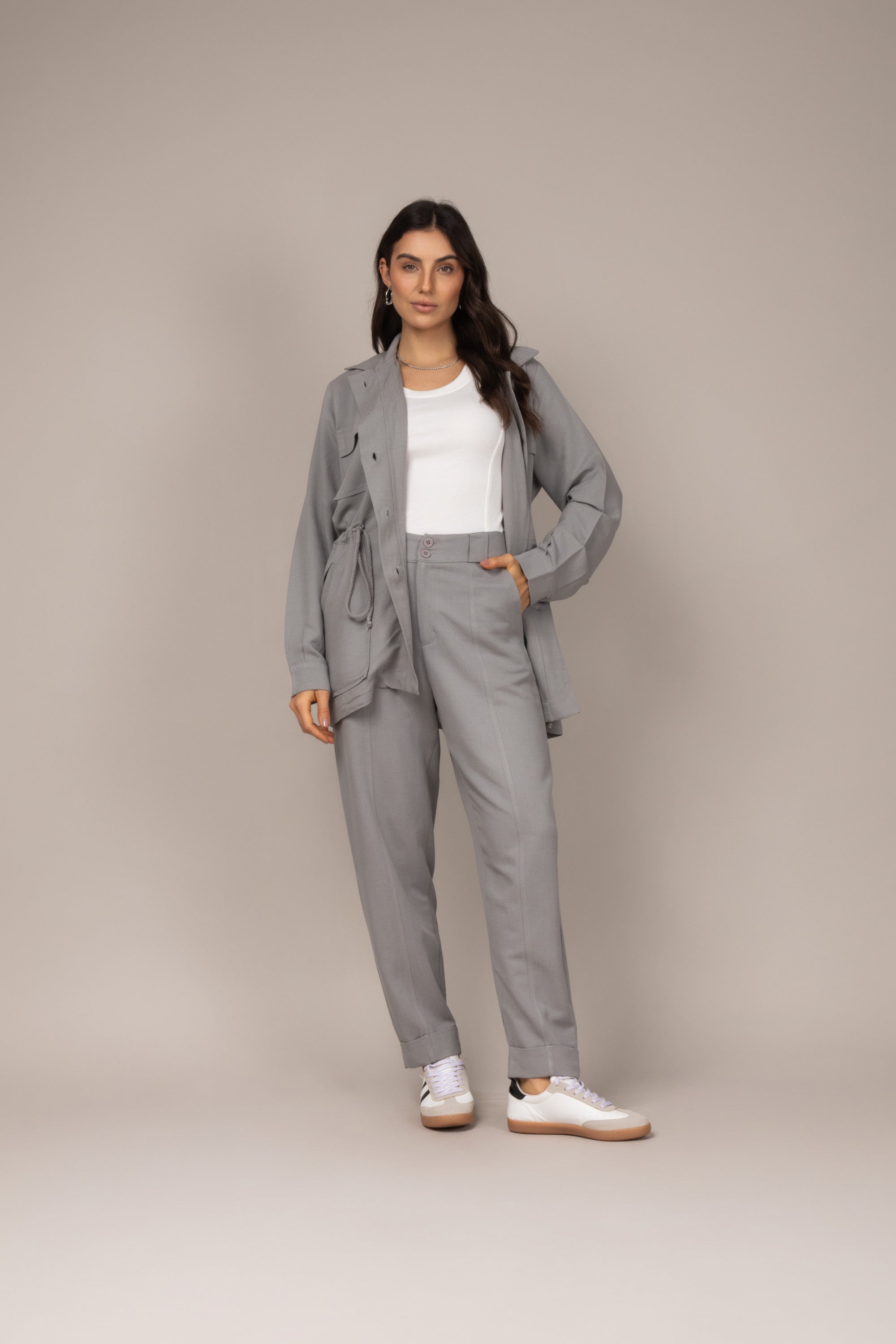 Calça carrot com bolsos