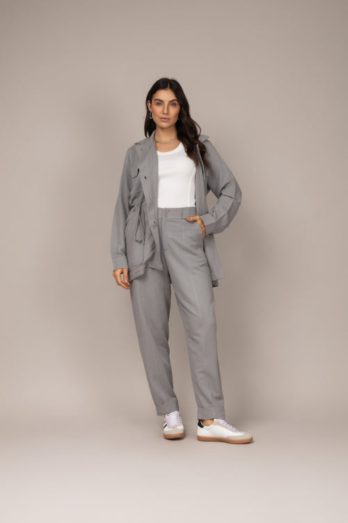 Calça carrot com bolsos