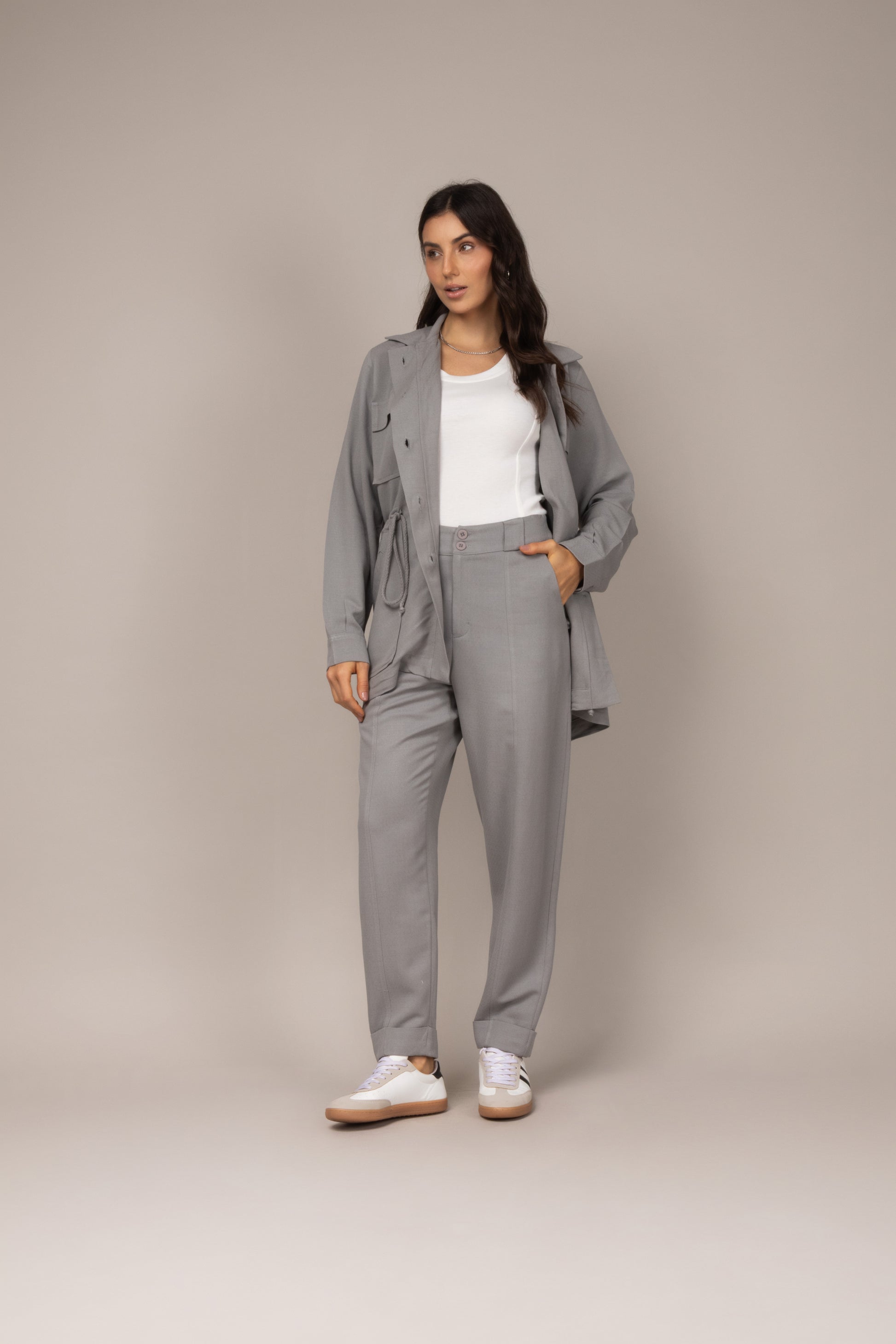 Calça carrot com bolsos