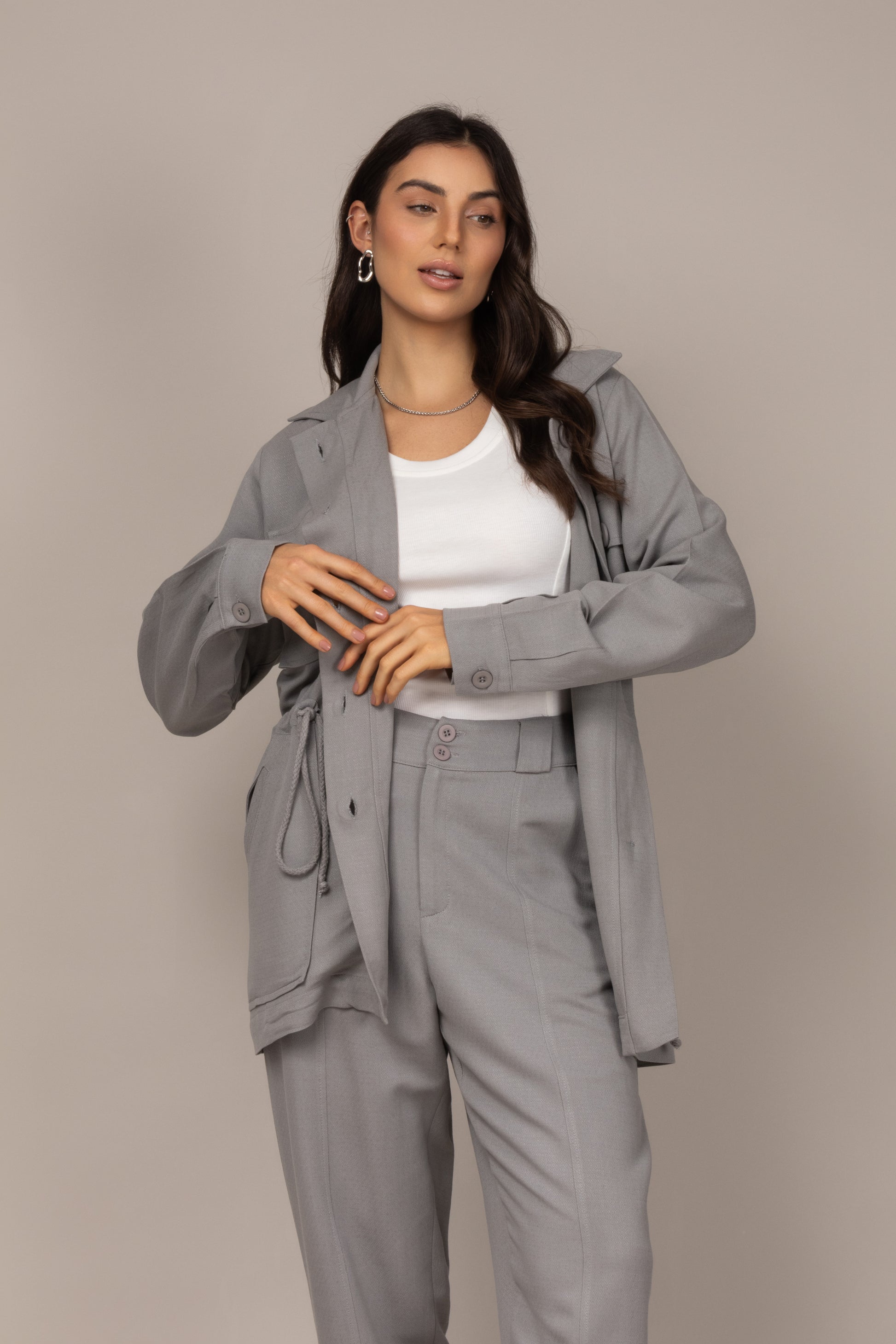 Calça carrot com bolsos