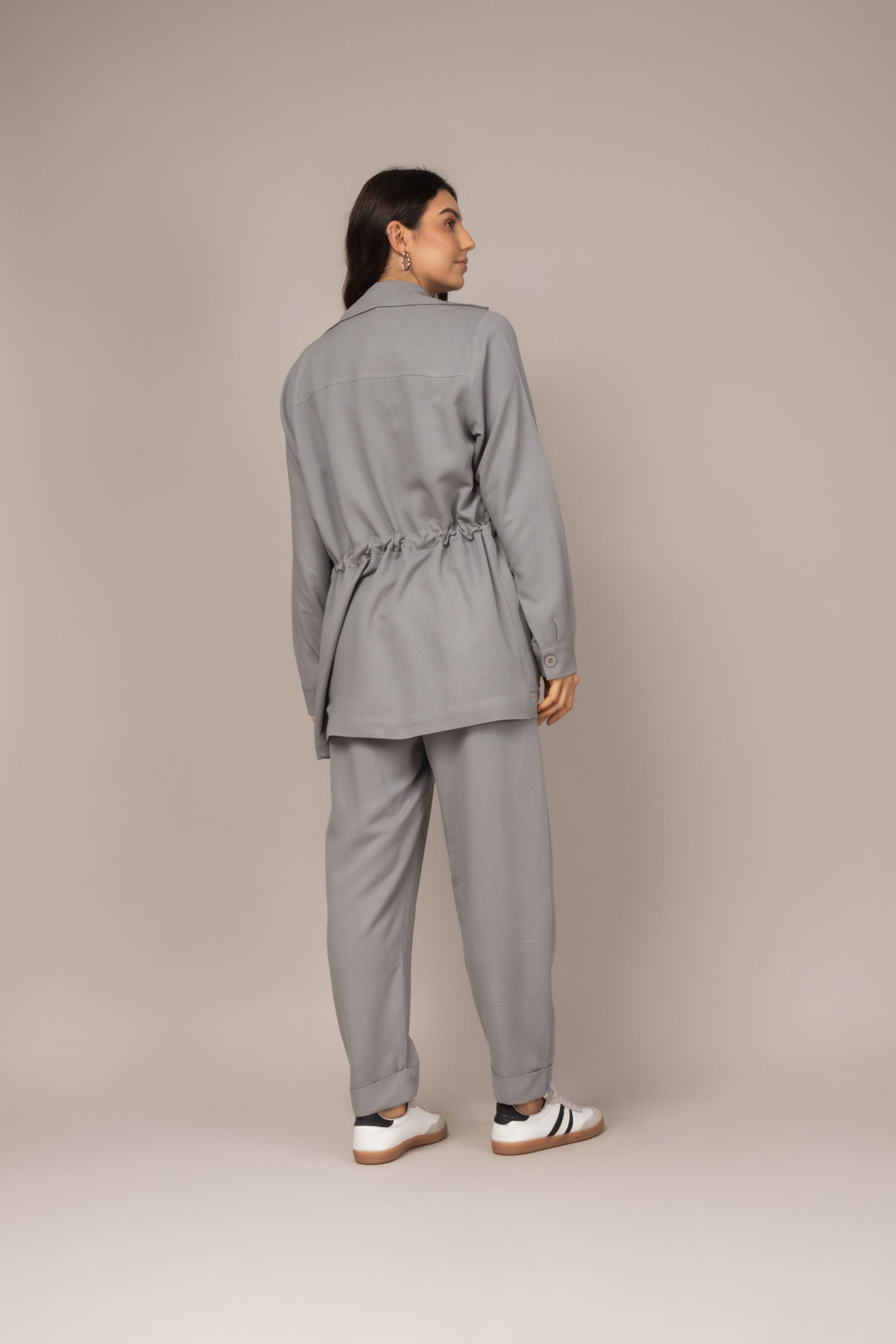Calça carrot com bolsos