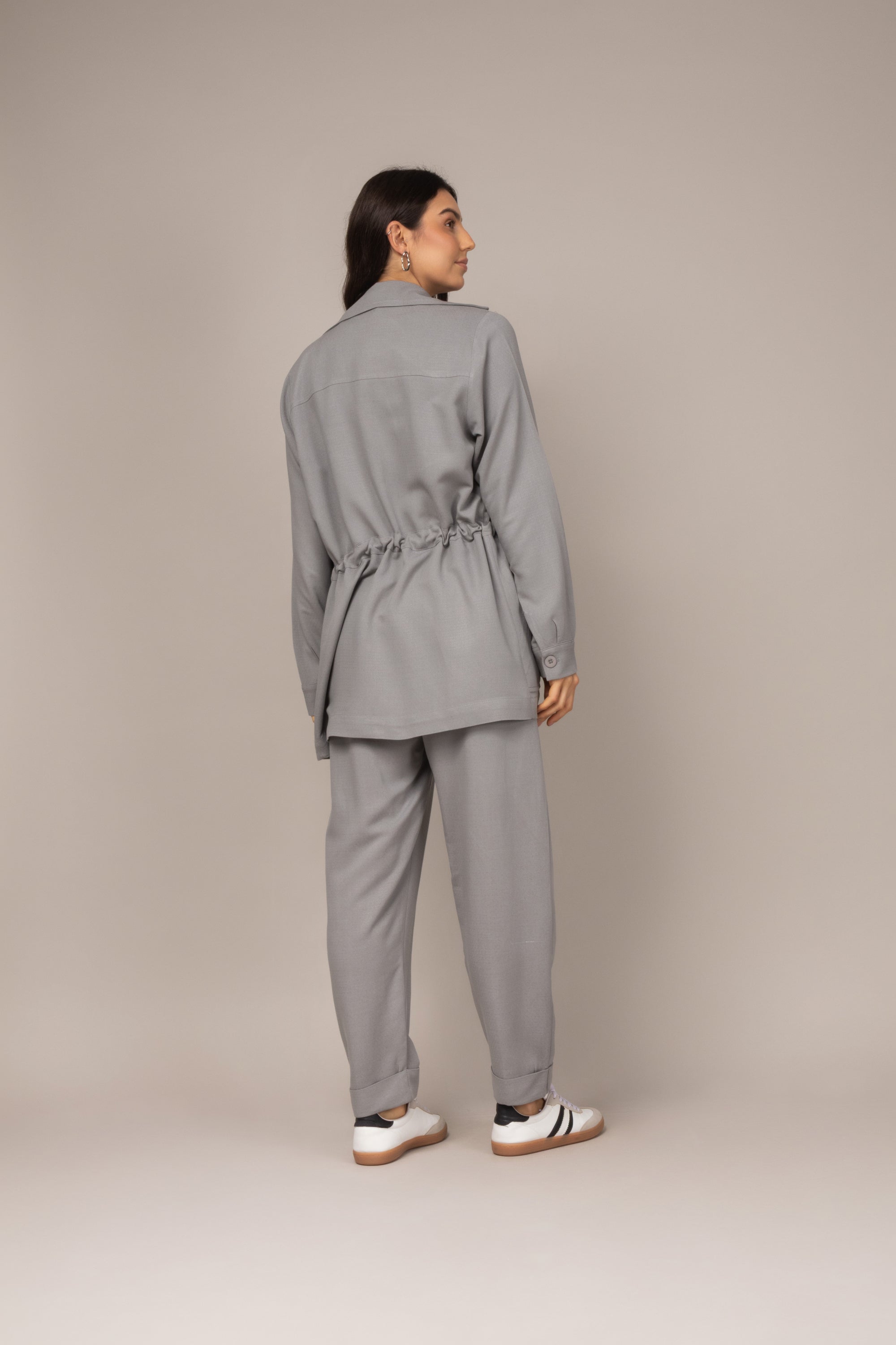 Calça carrot com bolsos
