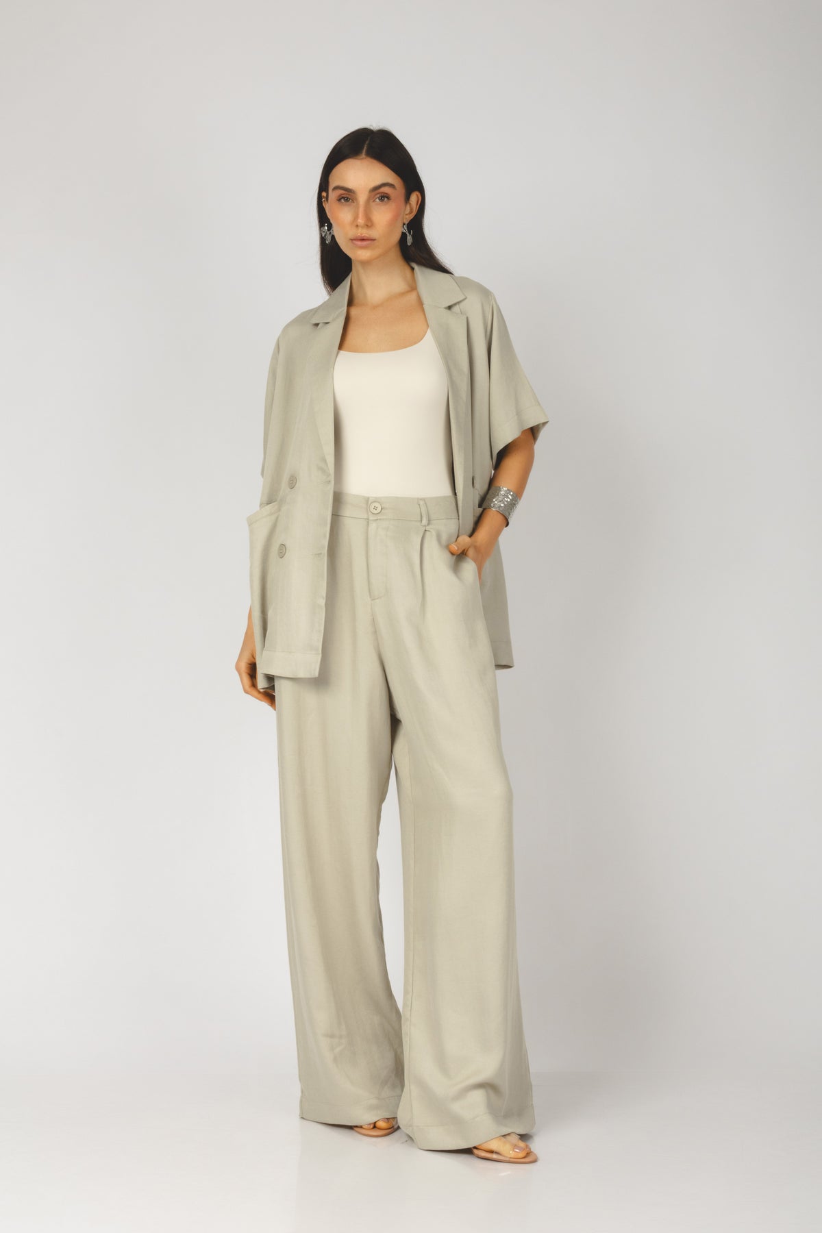 Calça alfaiataria com bolsos e prega frontal