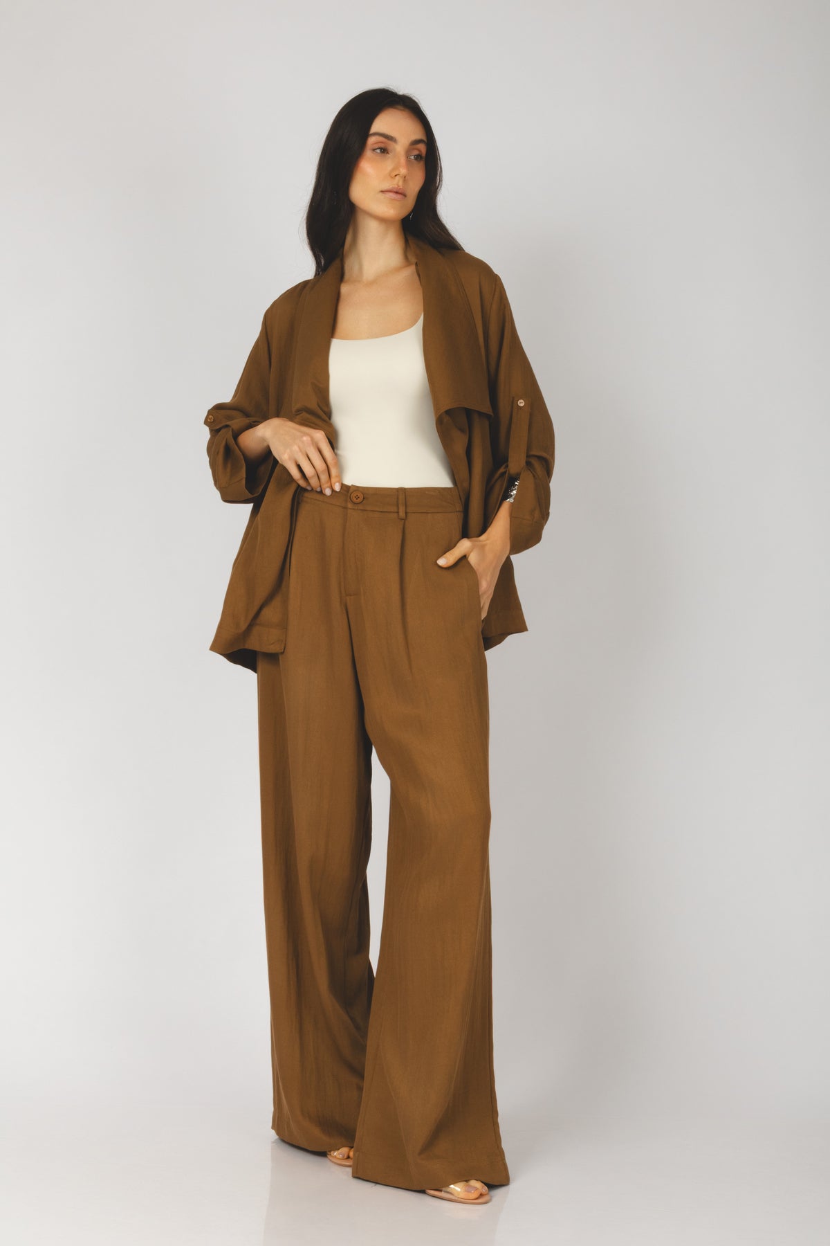 Calça alfaiataria com bolsos e prega frontal