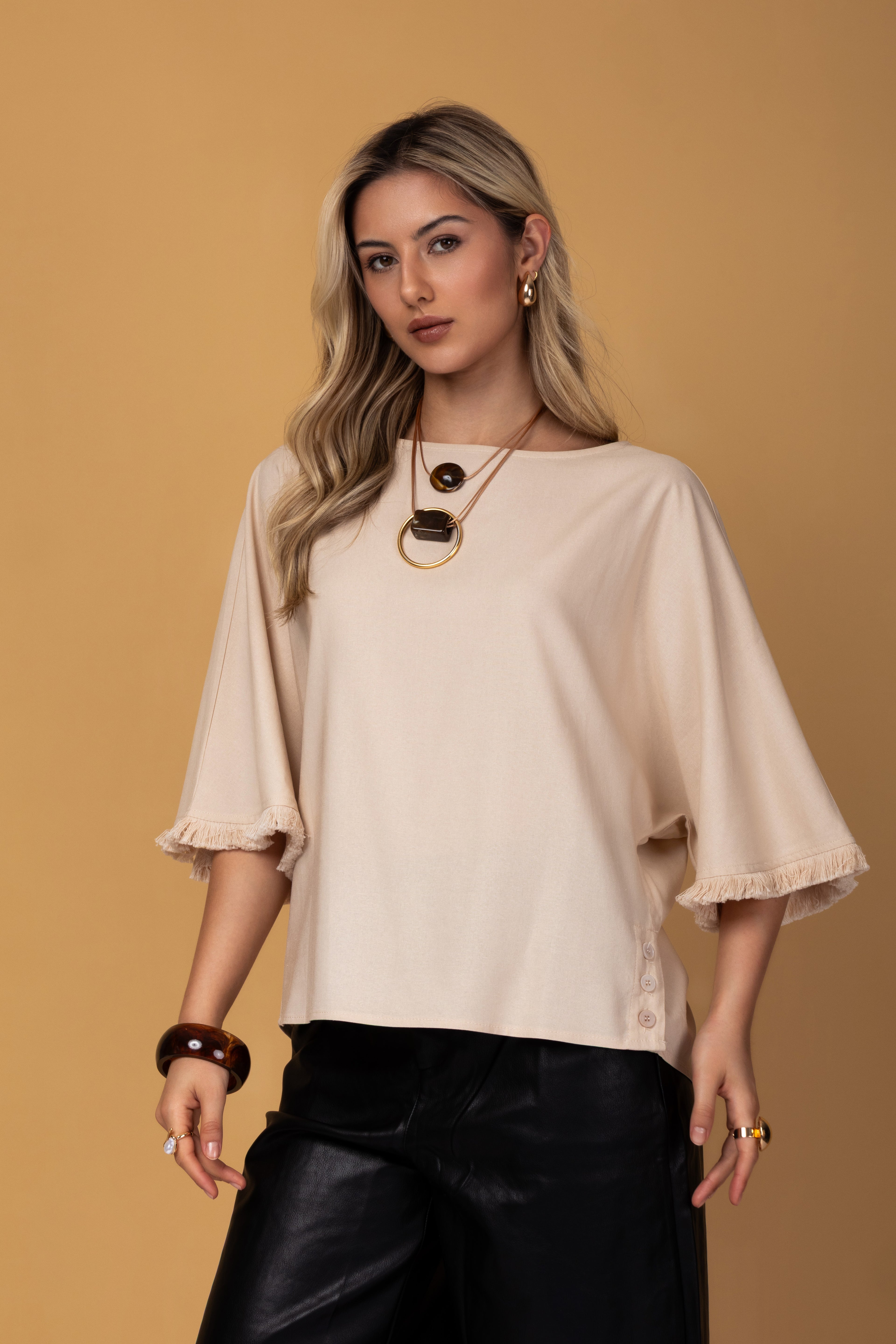 Blusa manga 3/4 e detalhes em franjas