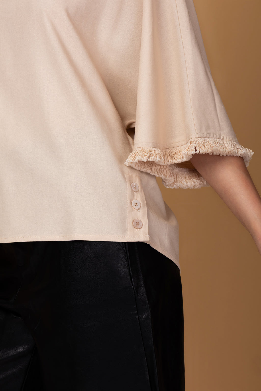 Blusa manga 3/4 e detalhes em franjas