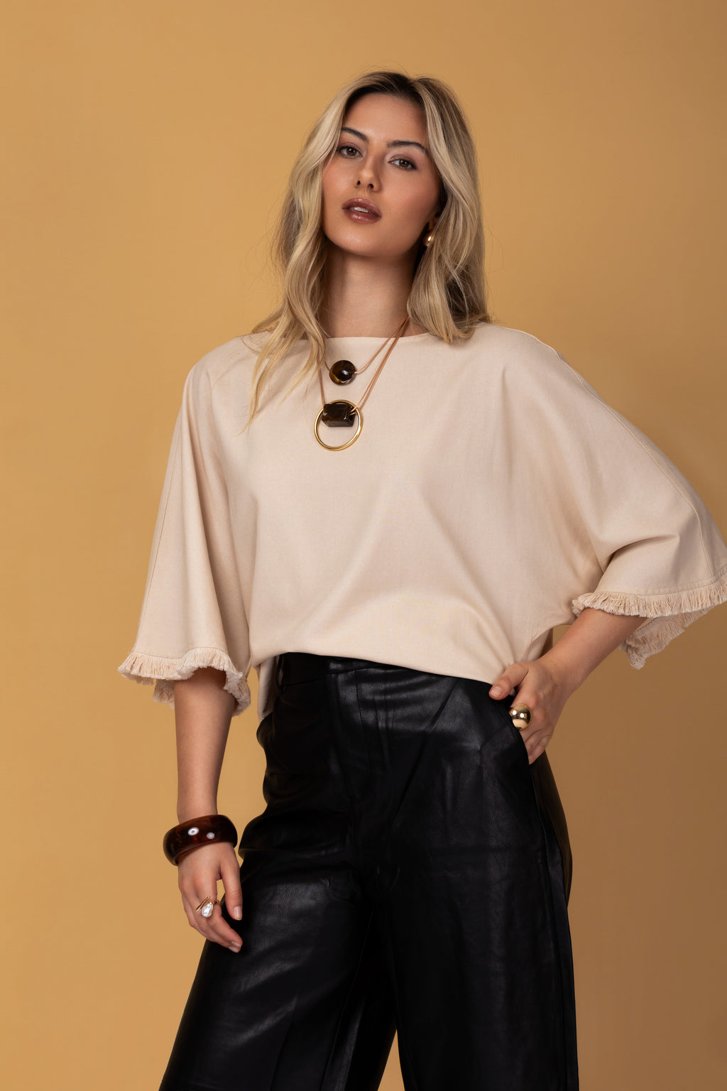 Blusa manga 3/4 e detalhes em franjas