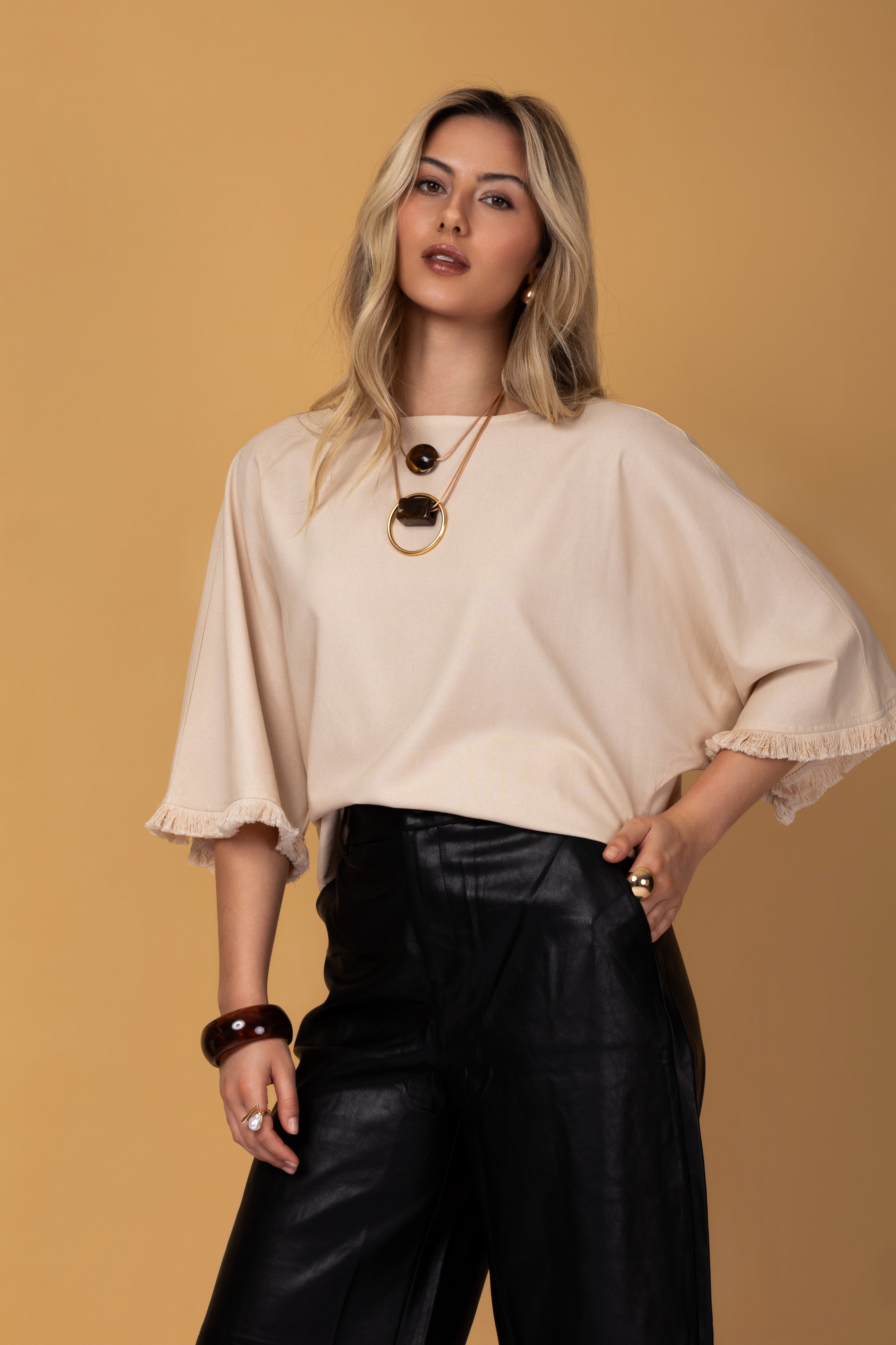 Blusa manga 3/4 e detalhes em franjas