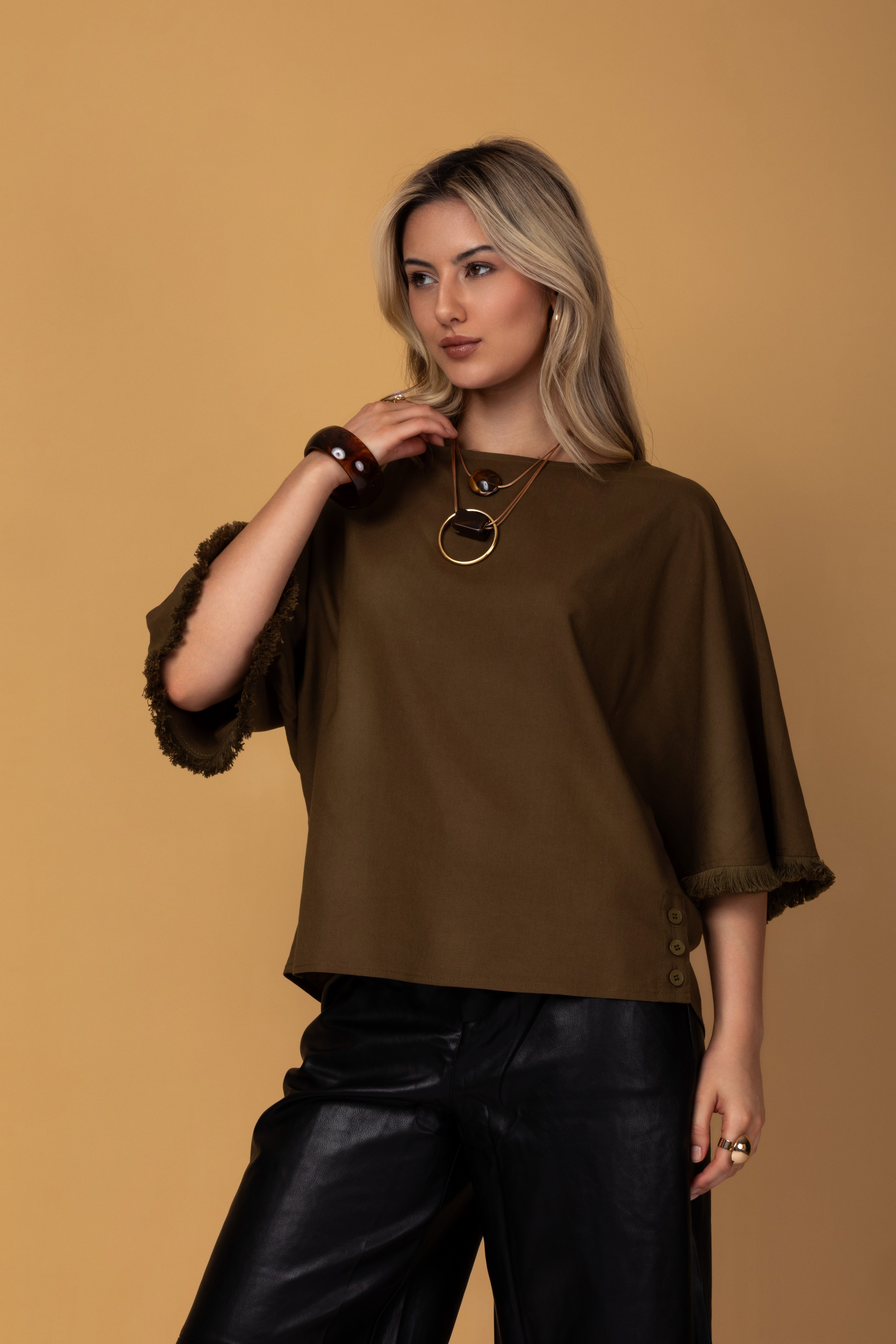 Blusa manga 3/4 e detalhes em franjas