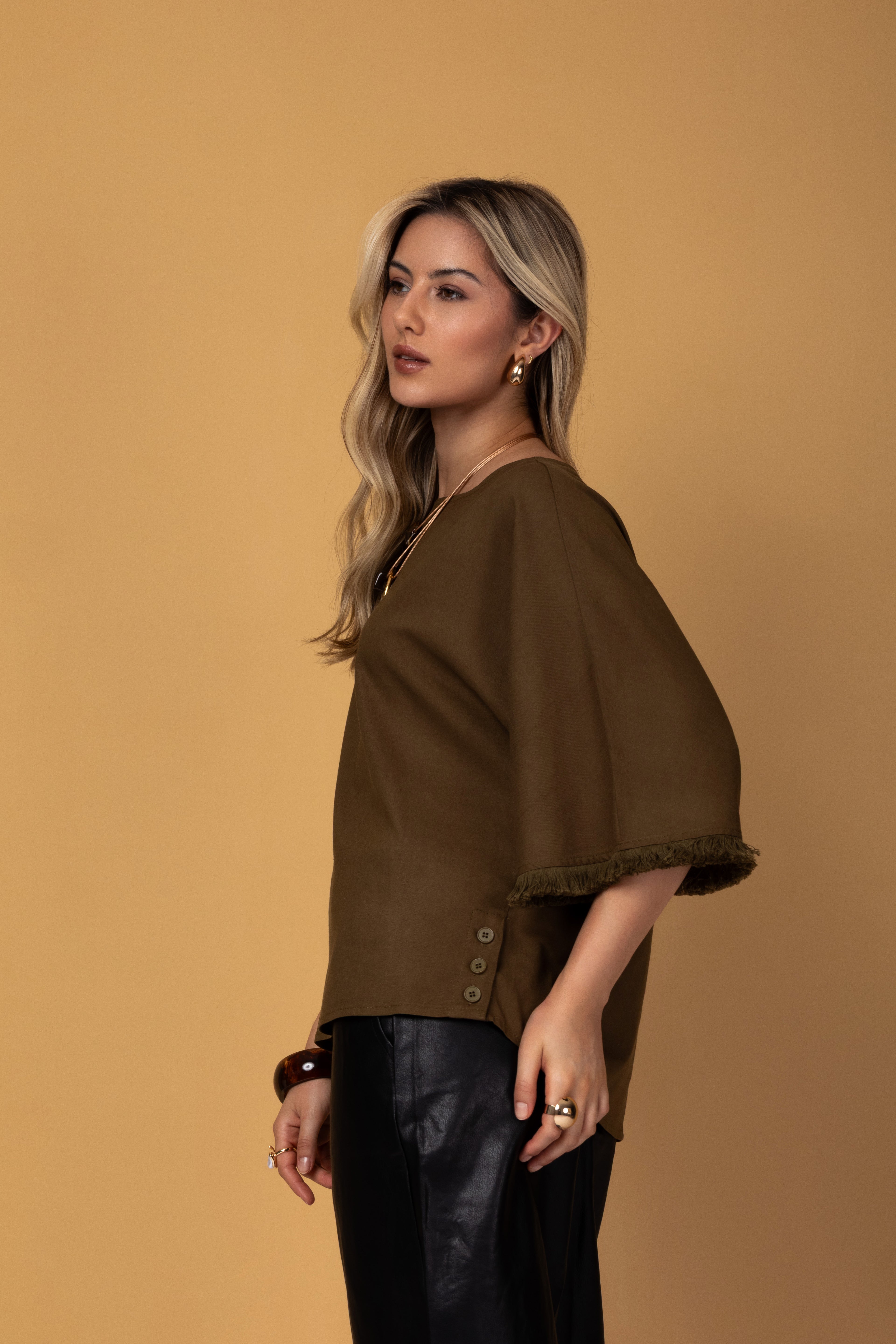 Blusa manga 3/4 e detalhes em franjas