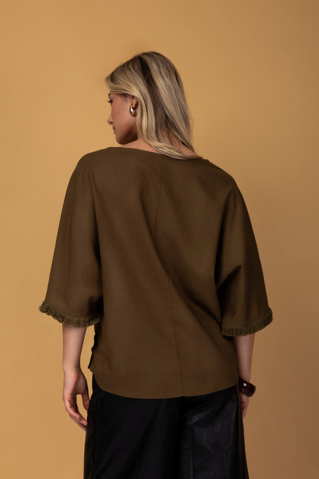 Blusa manga 3/4 e detalhes em franjas