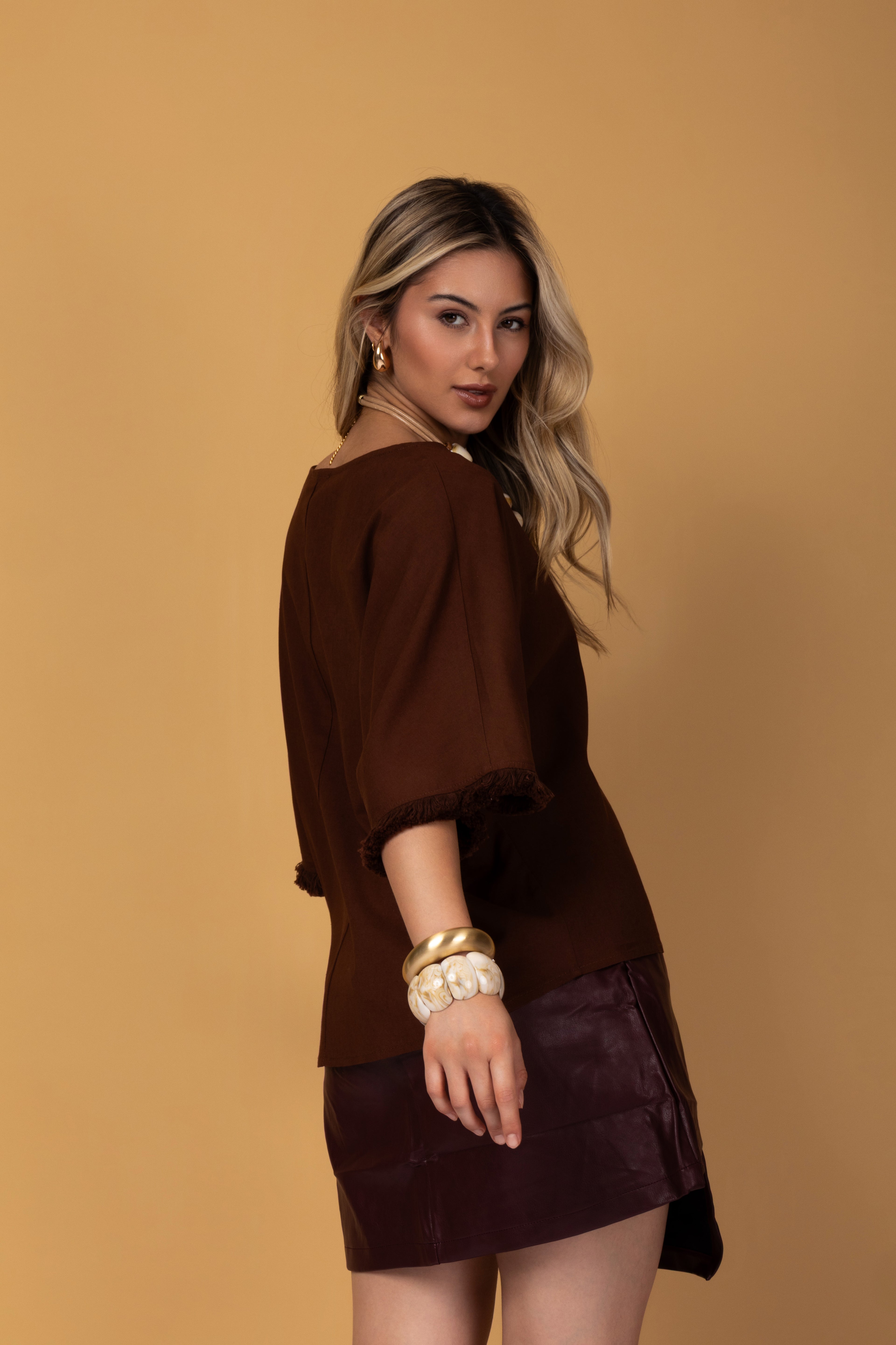 Blusa manga 3/4 e detalhes em franjas