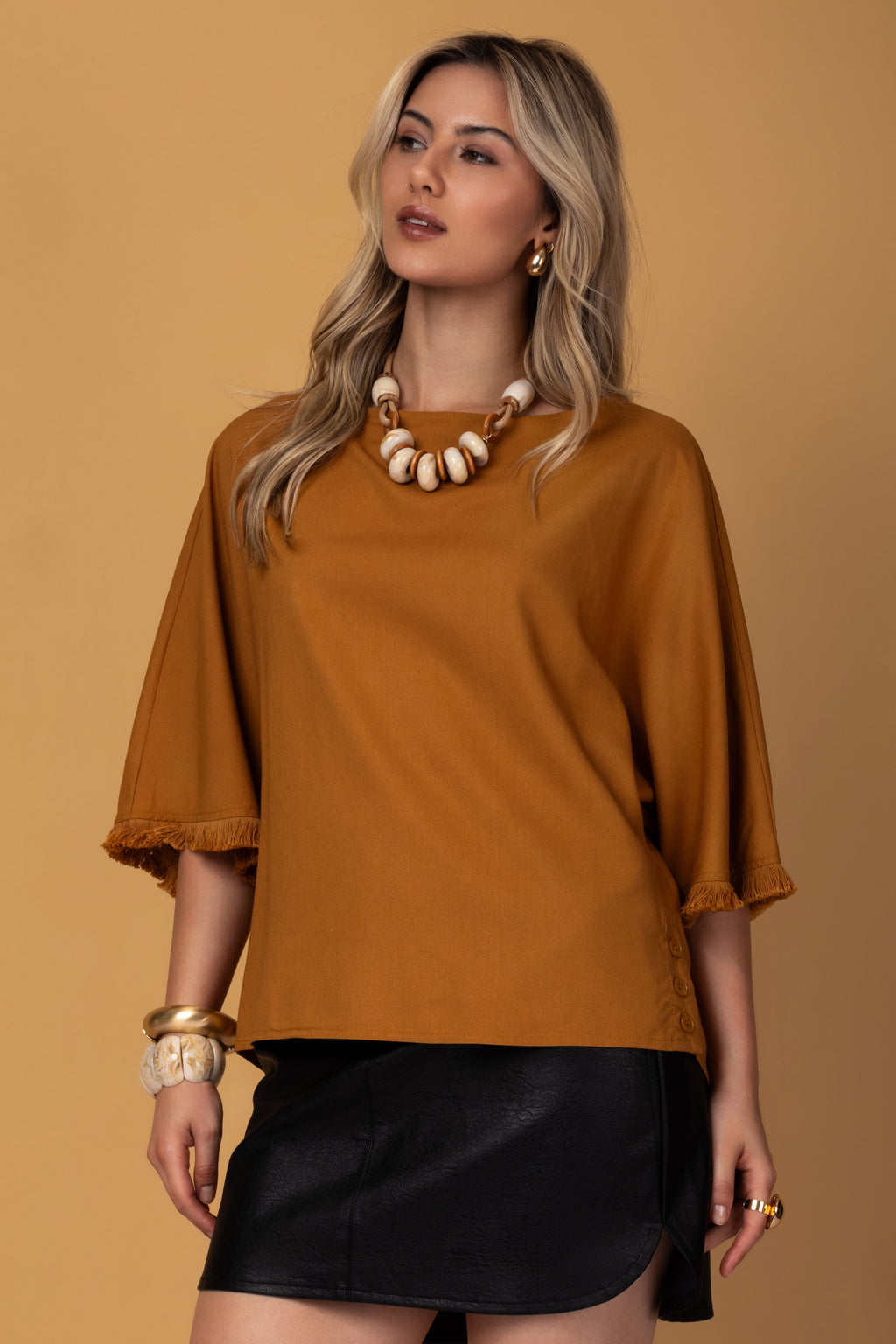 Blusa manga 3/4 e detalhes em franjas