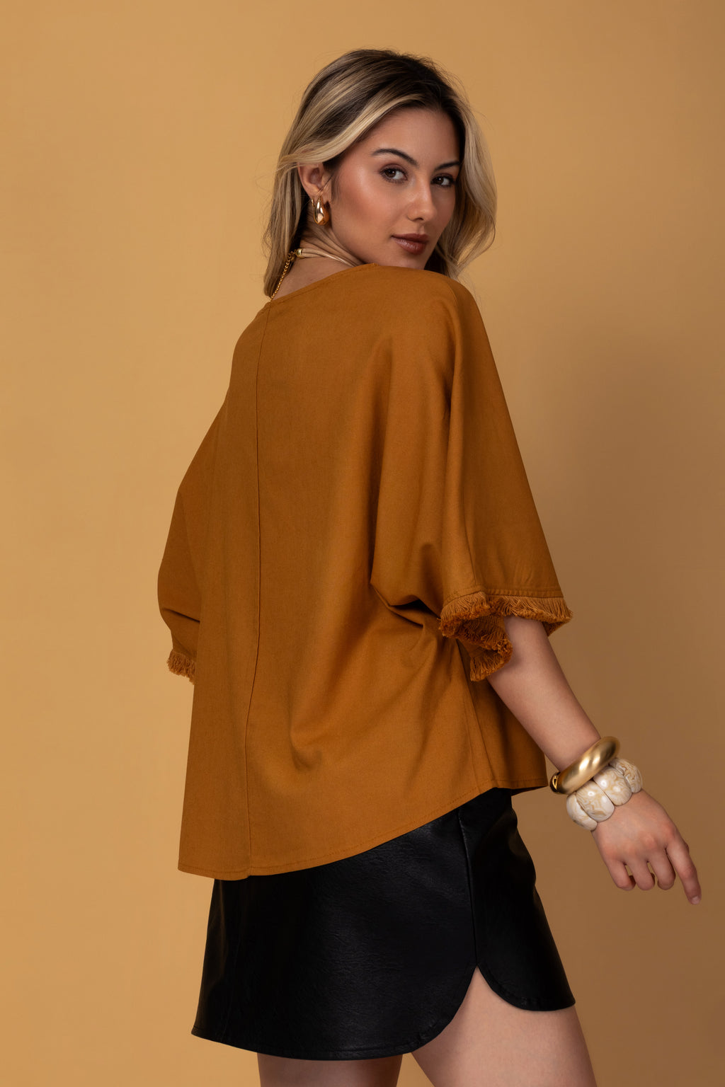 Blusa manga 3/4 e detalhes em franjas