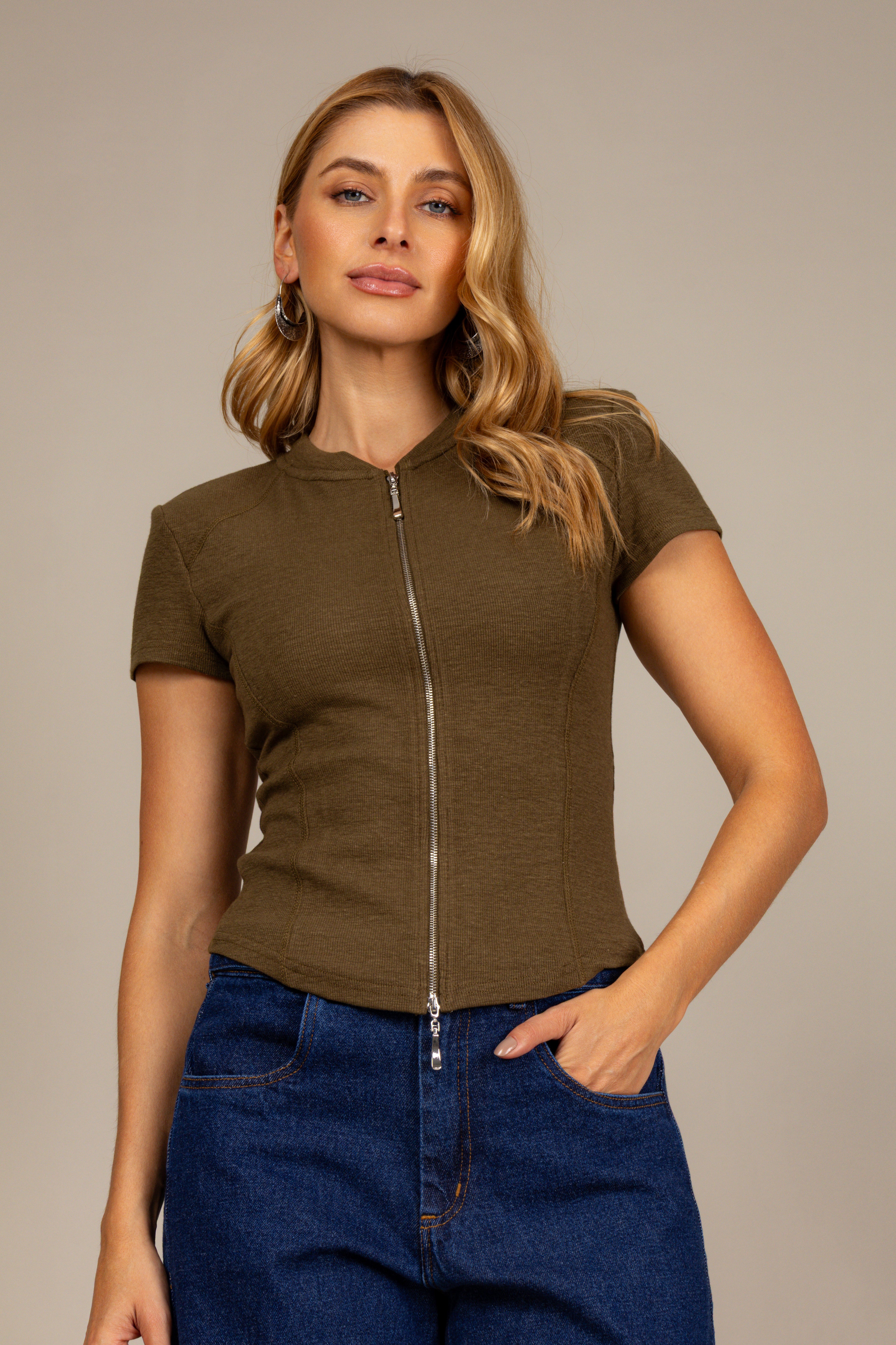 Blusa estruturada com zíper frontal