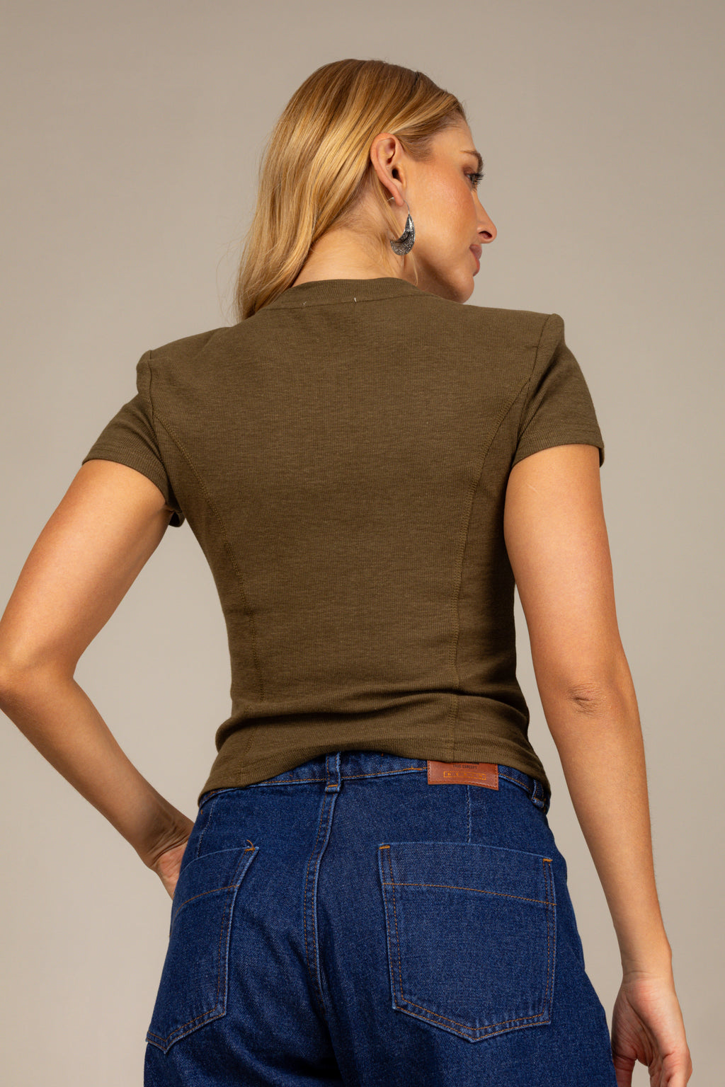Blusa estruturada com zíper frontal