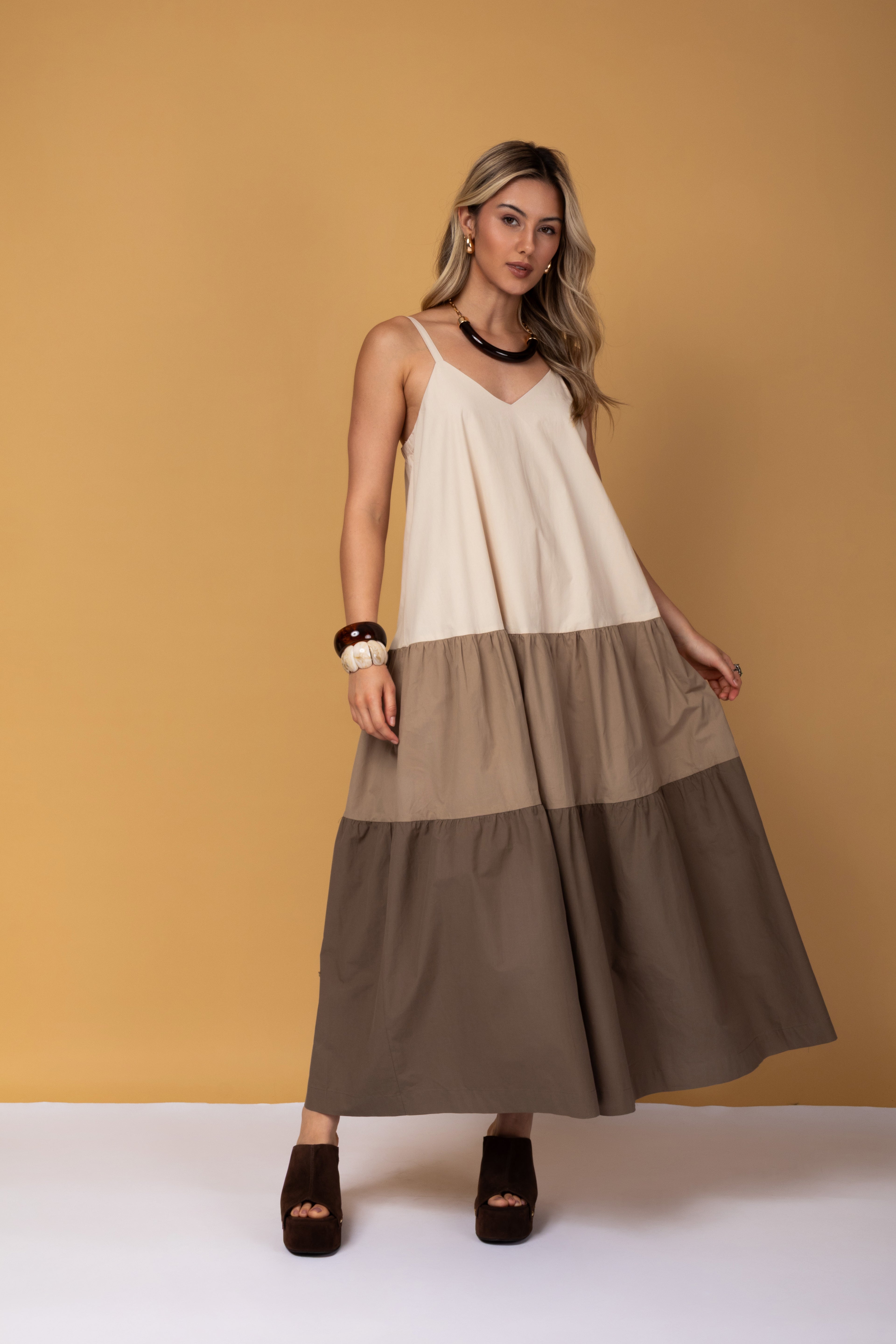 Vestido longo tricolor com alças