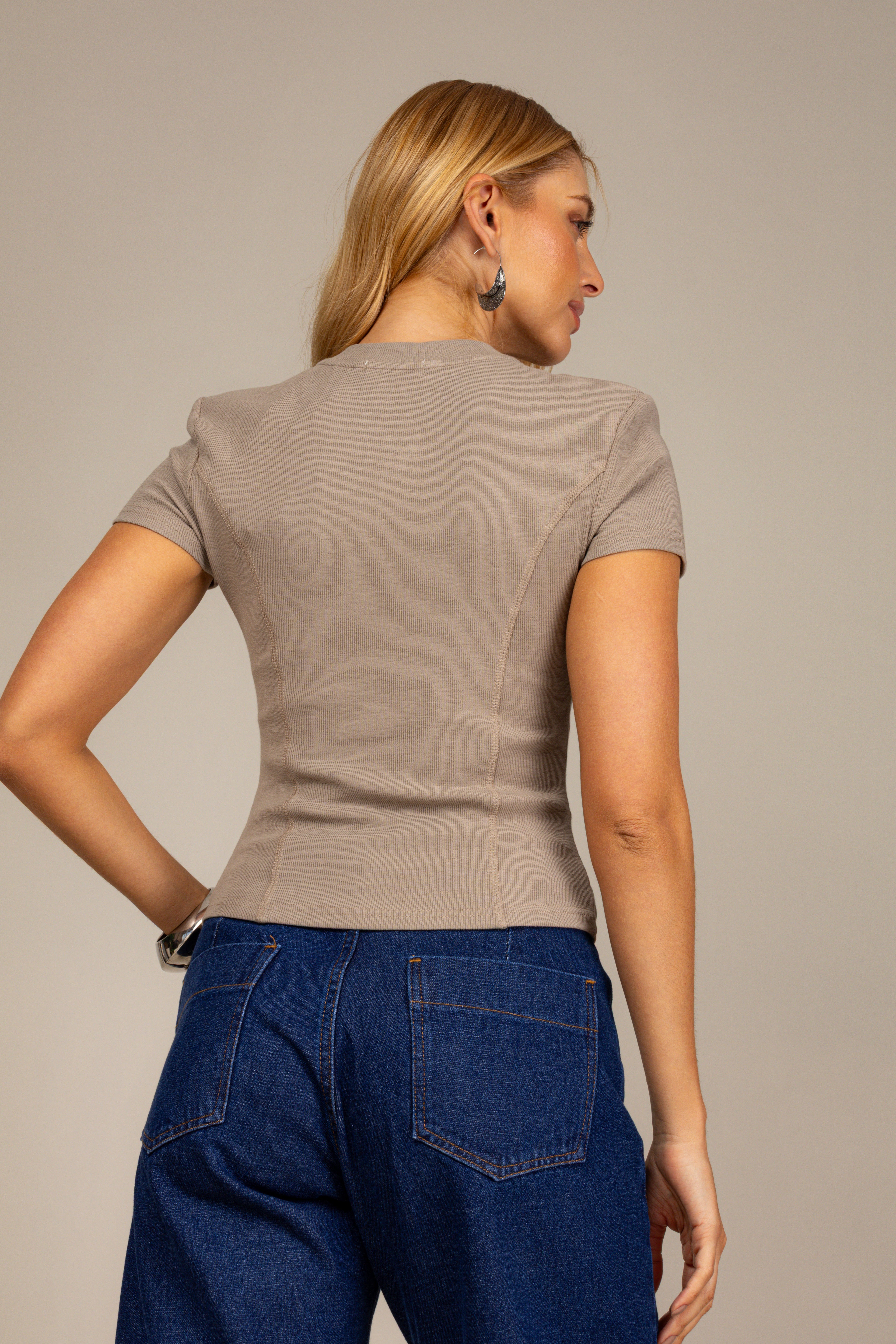 Blusa estruturada com zíper frontal