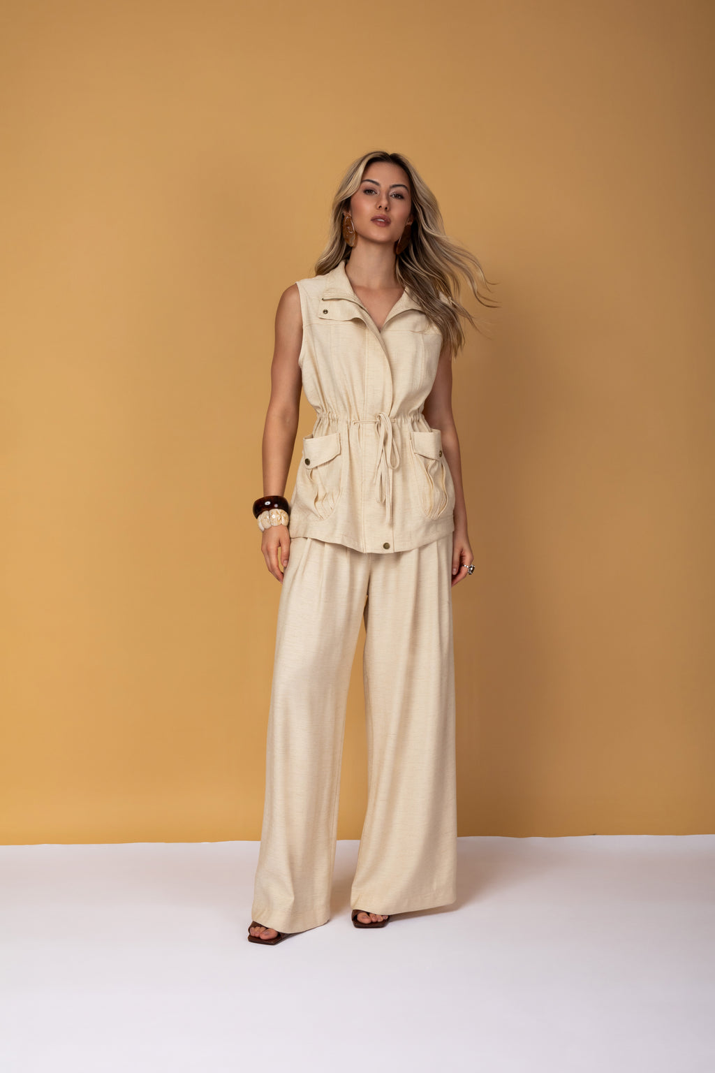 Calça pantalona com cintura alta