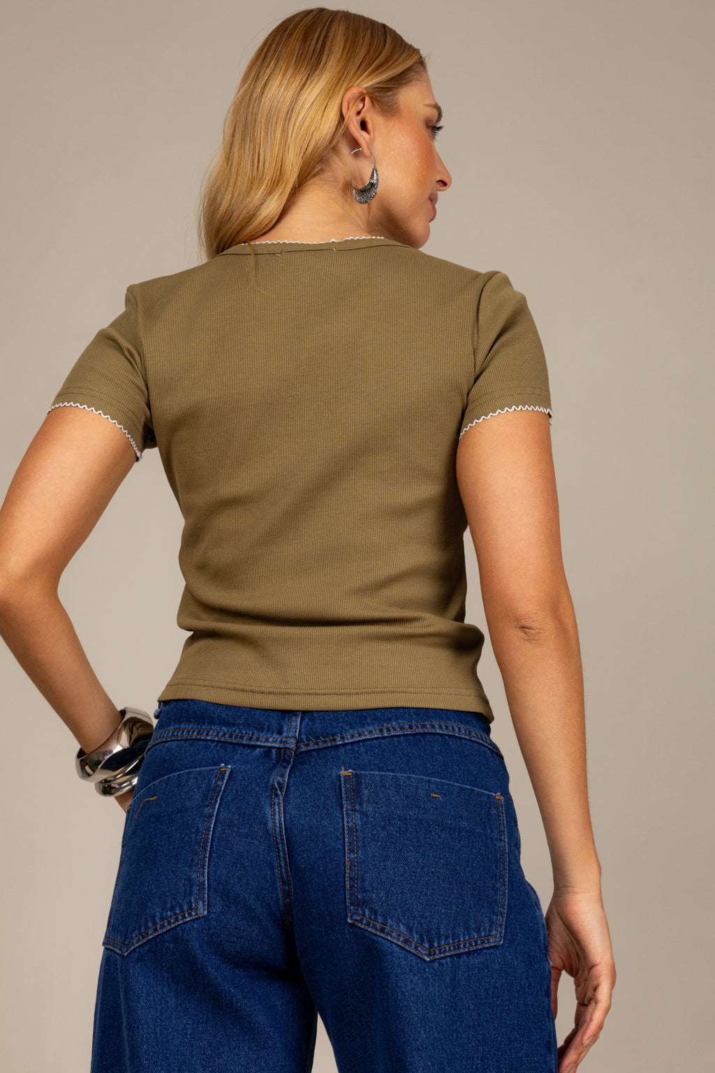 Blusa canelada com detalhes
