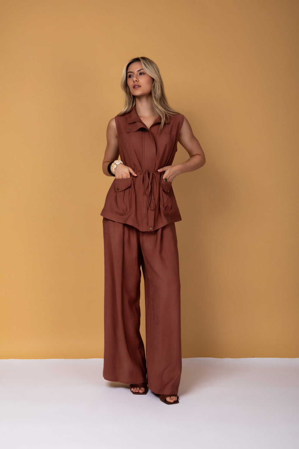 Calça pantalona com cintura alta