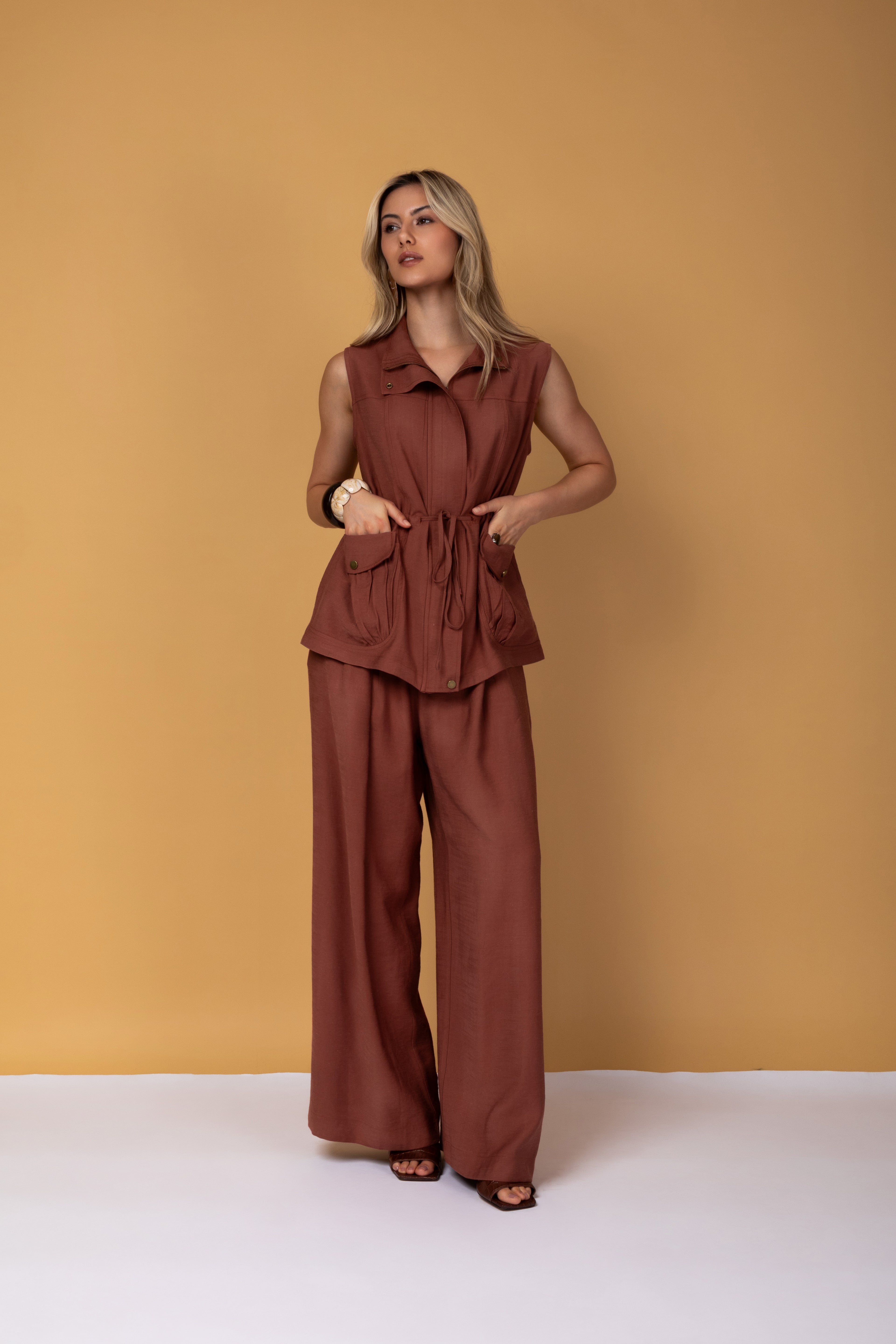 Calça pantalona com cintura alta