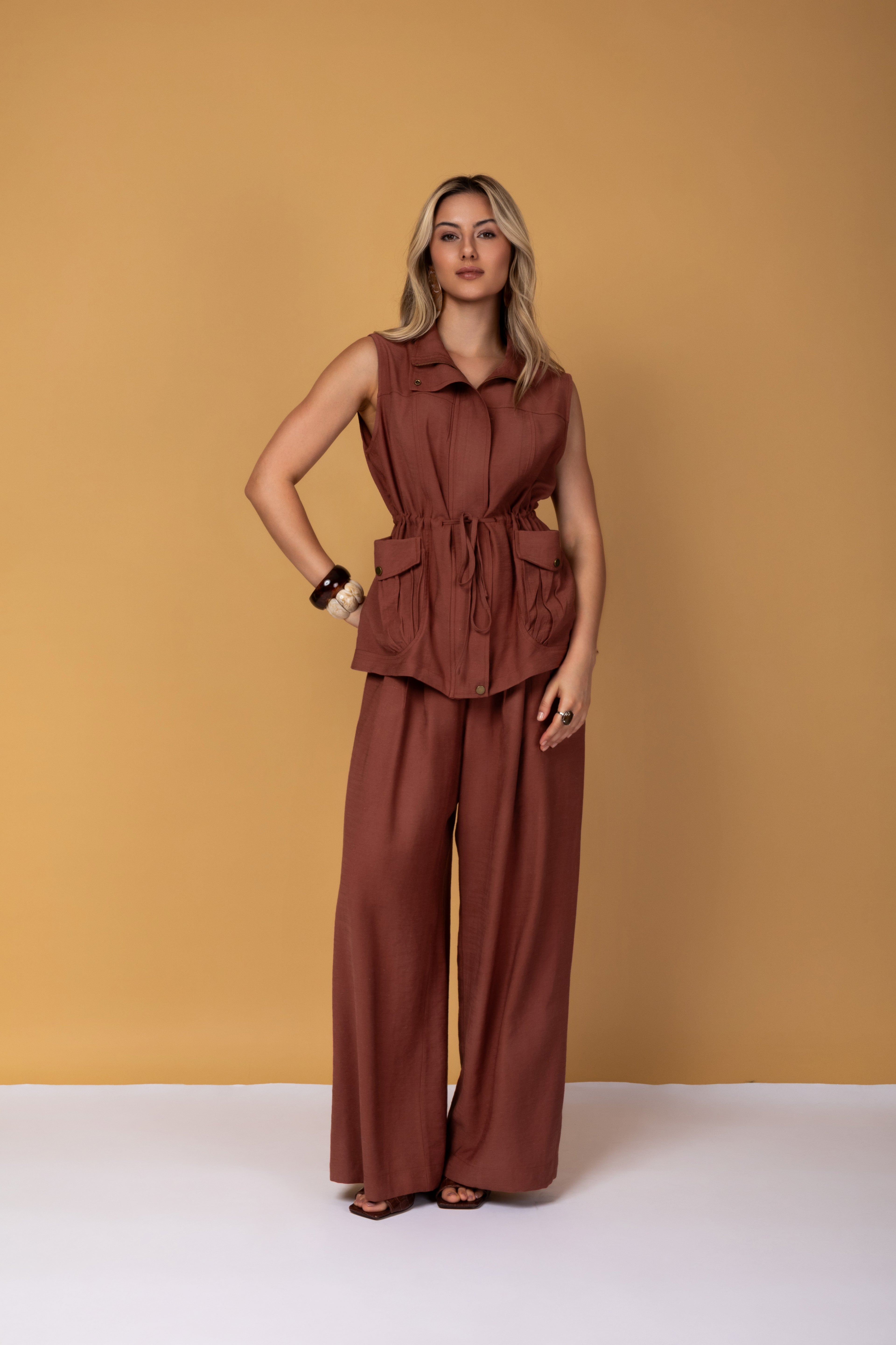 Calça pantalona com cintura alta