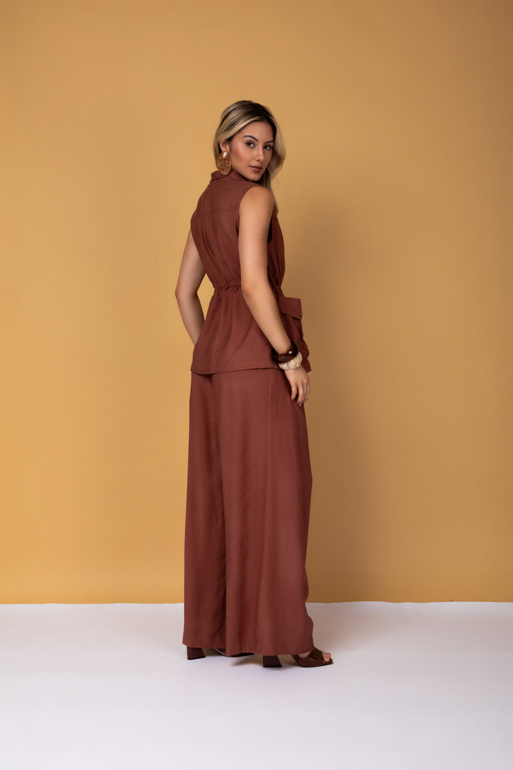 Calça pantalona com cintura alta