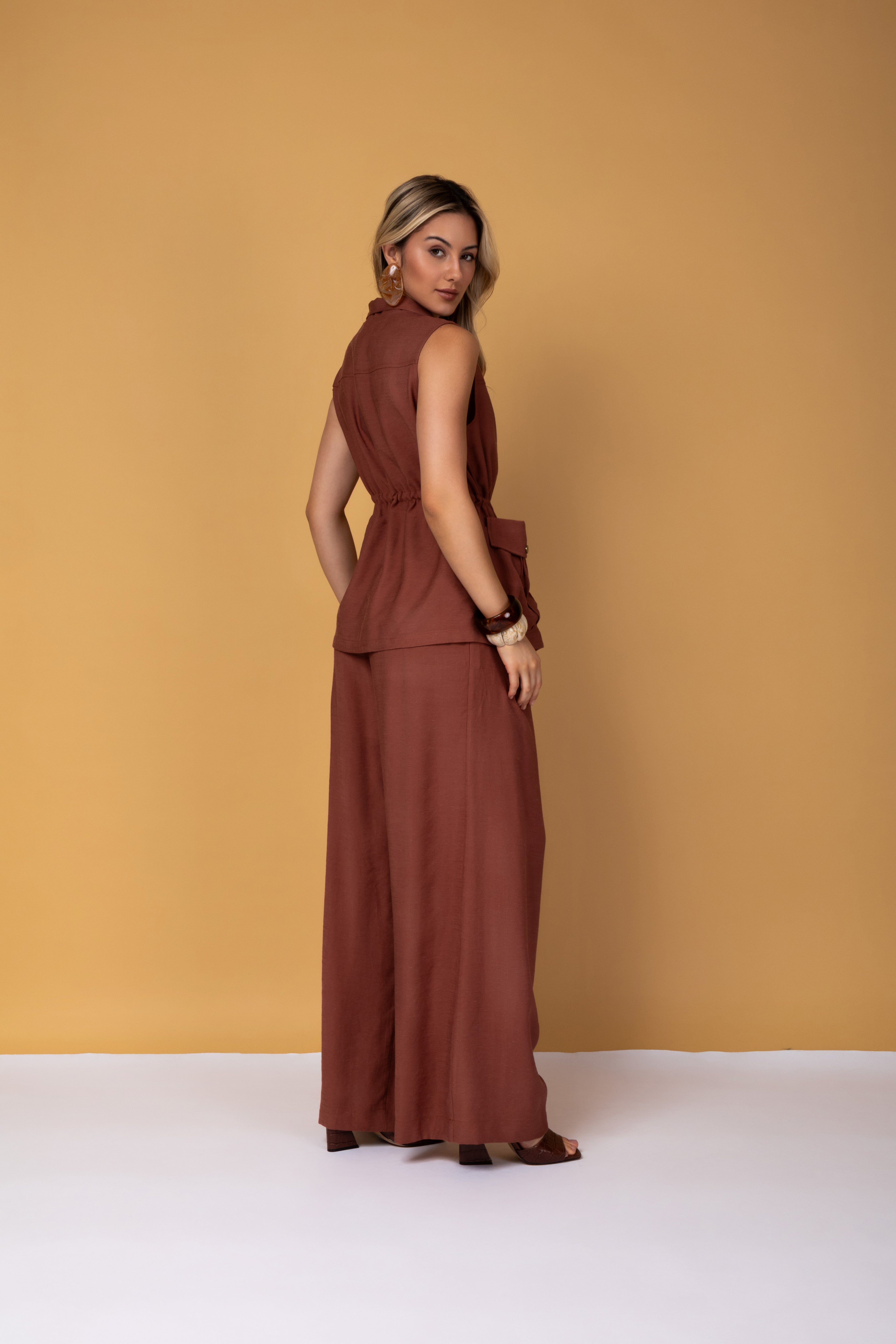 Calça pantalona com cintura alta