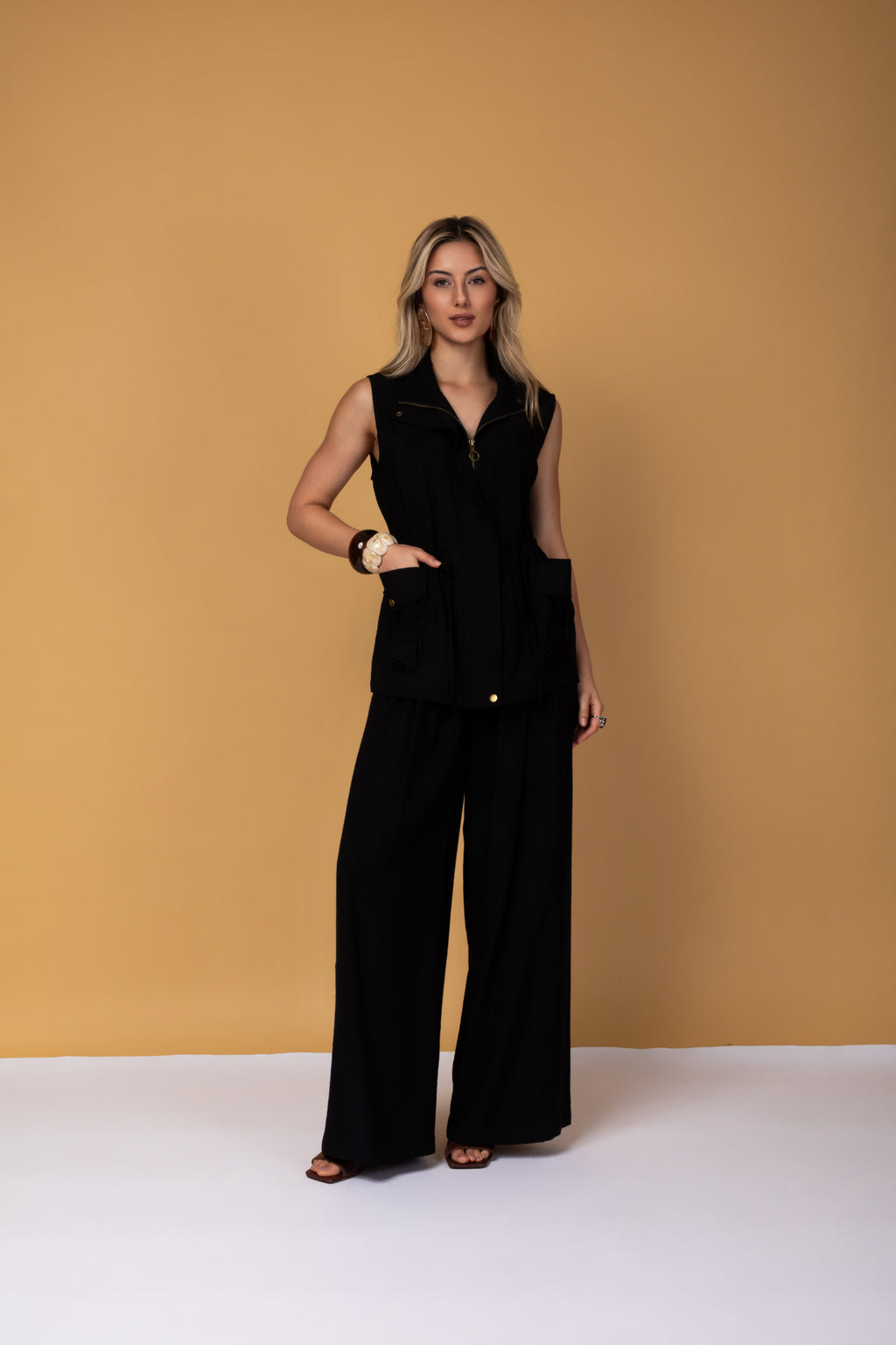 Calça pantalona com cintura alta