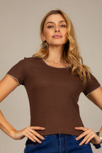 Blusa canelada com detalhes