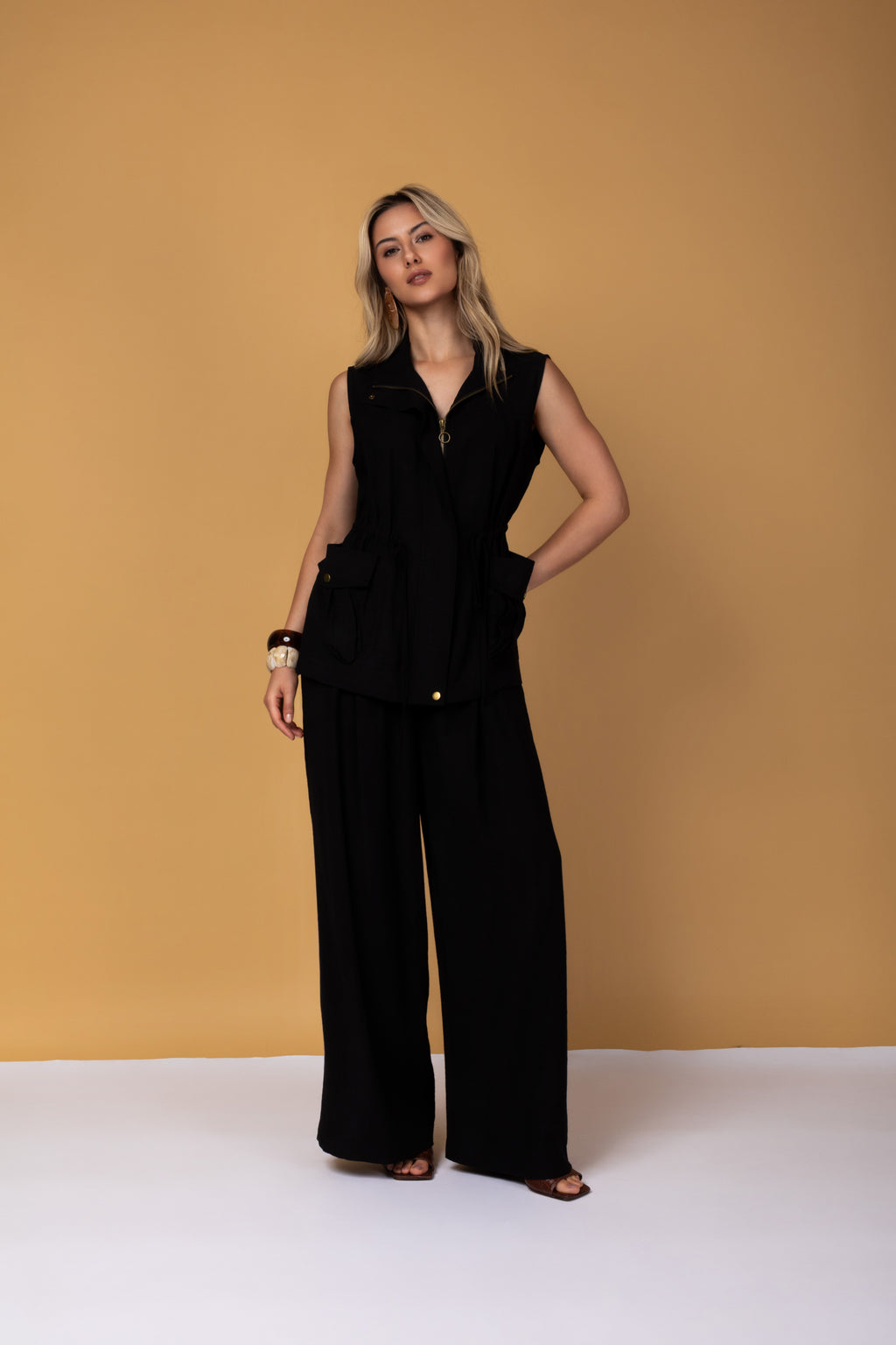 Calça pantalona com cintura alta