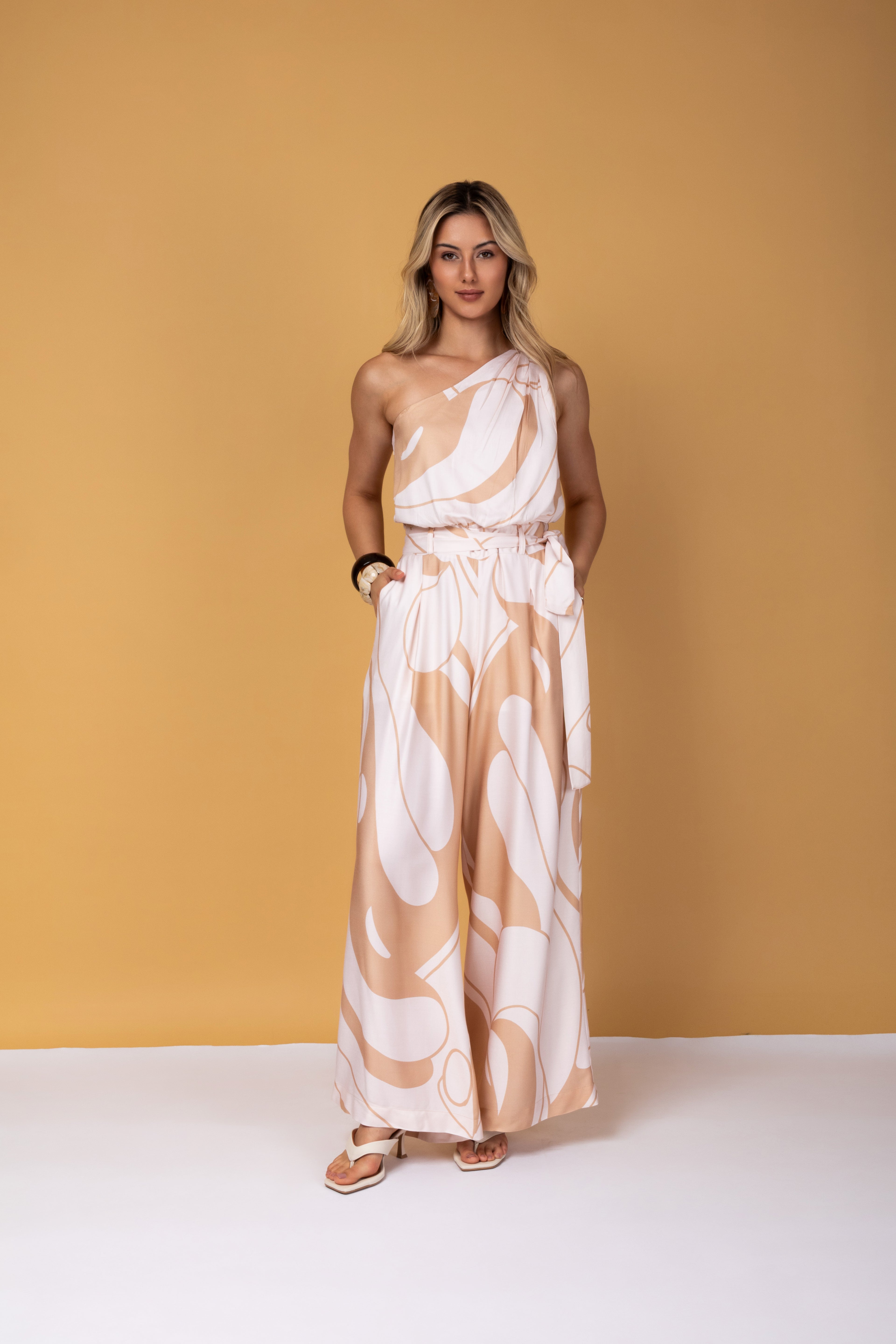 Macacão longo com estampa orgânica