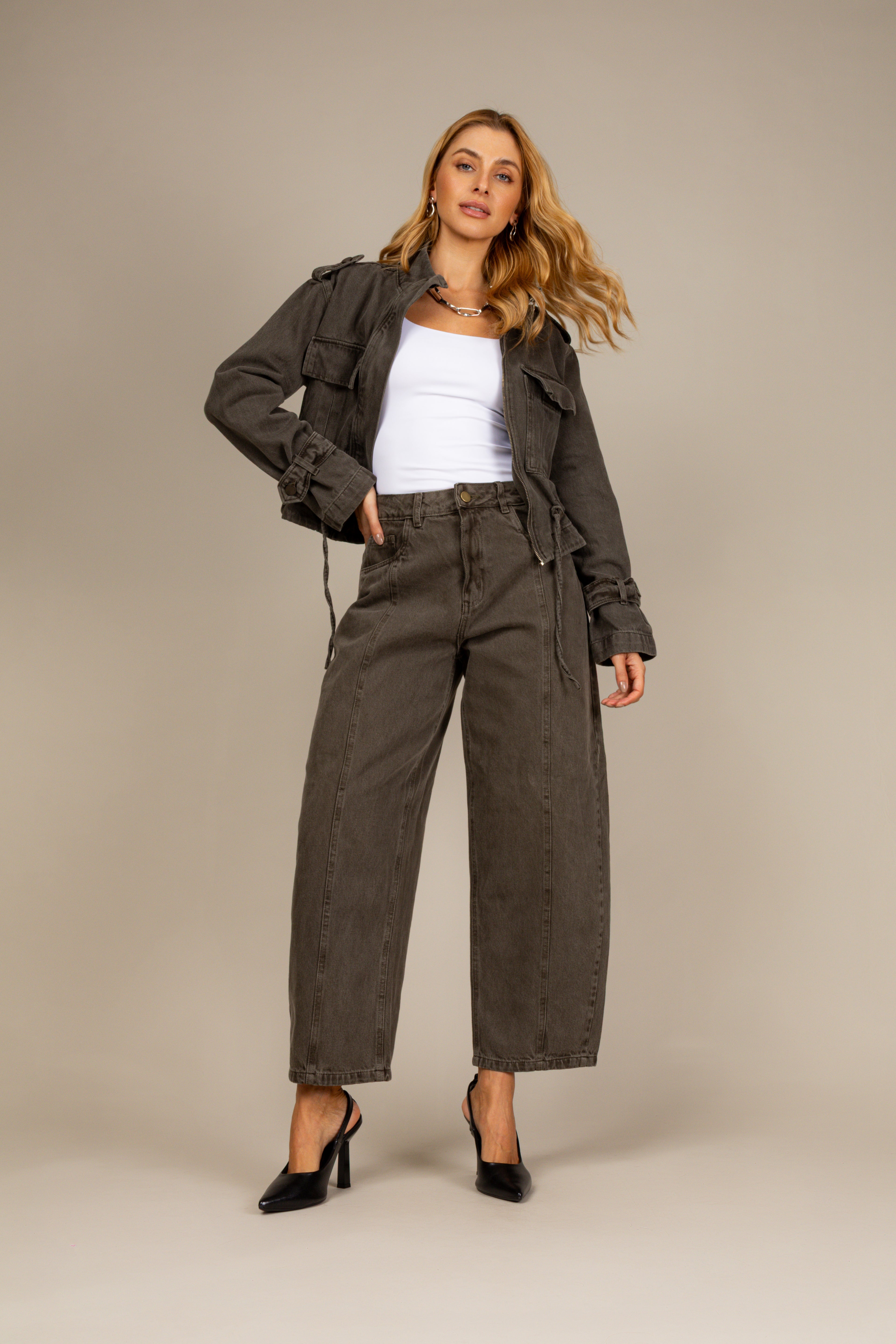 Calça barrel jeans verde militar