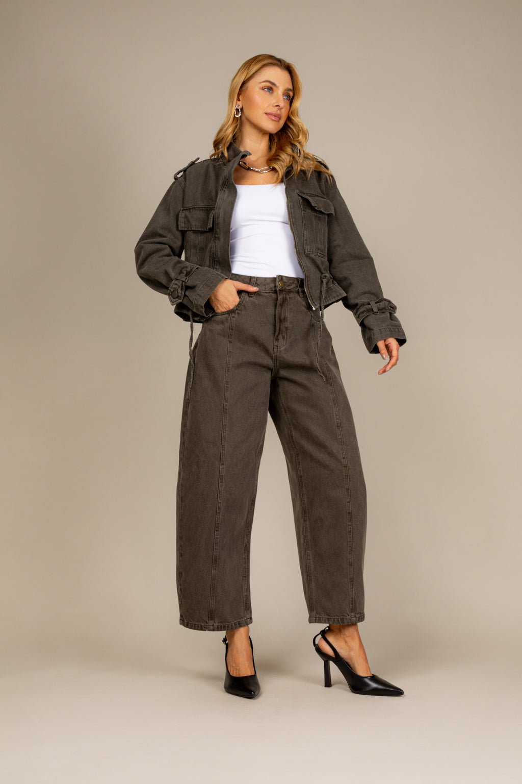 Calça barrel jeans verde militar