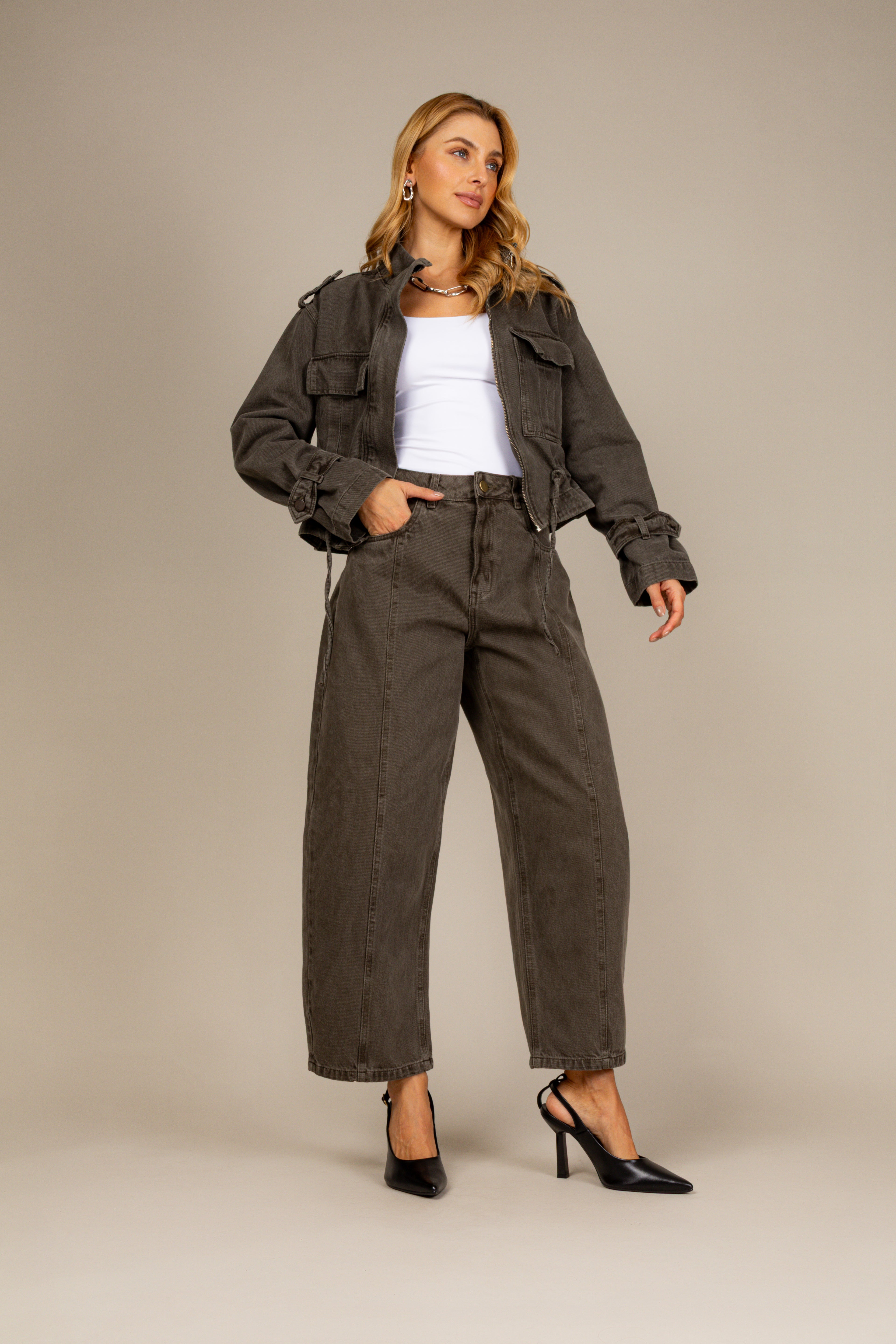 Calça barrel jeans verde militar